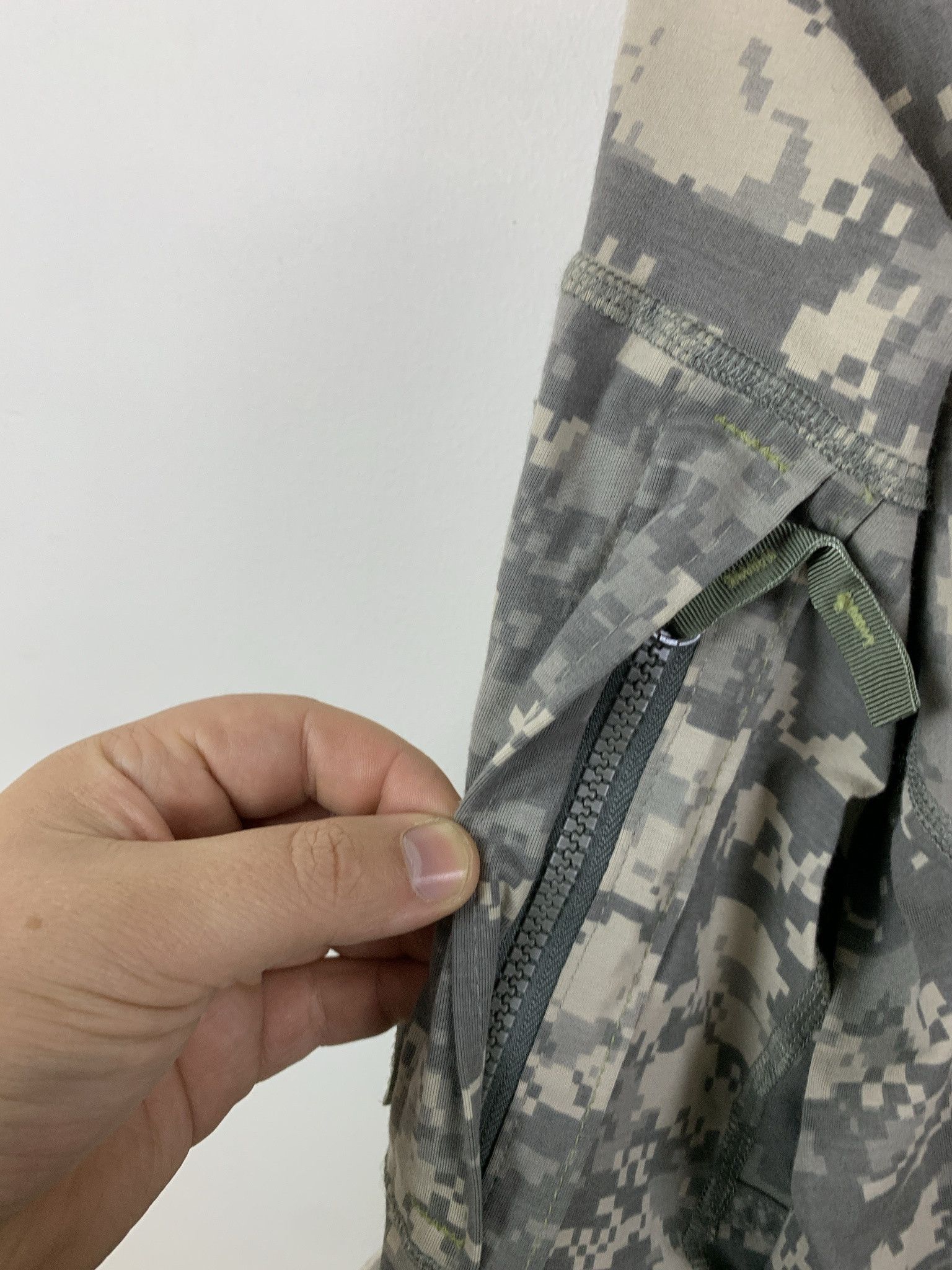 Vintage Vintage Military Combat Shirt Digi Camo Stretch Sleeve Cargo Pocket Shirt Size M Size US M / EU 48-50 / 2 - 3 Thumbnail