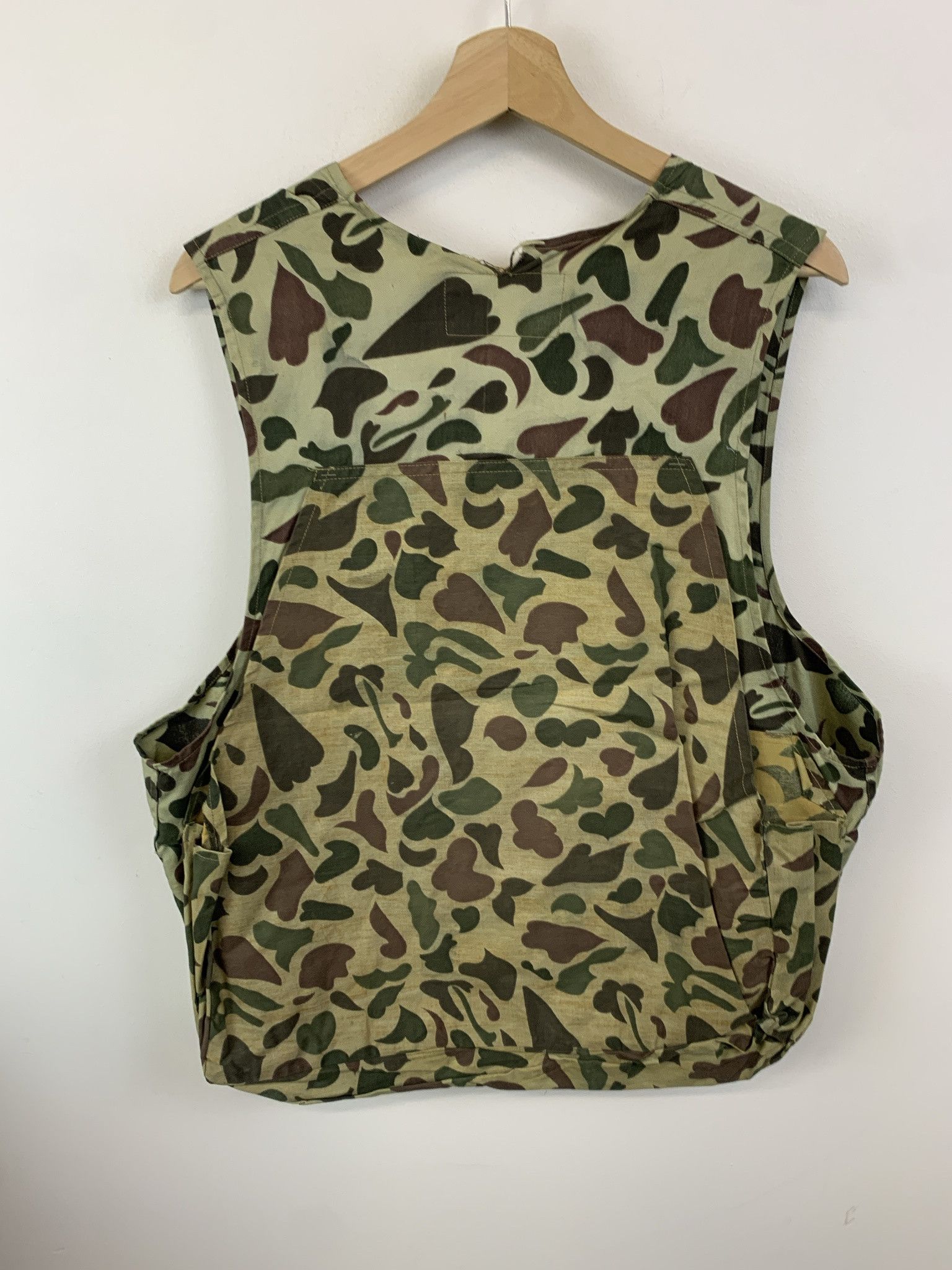 Vintage Vintage Duck Camo Distressed Vest Size L Size US L / EU 52-54 / 3 - 4 Thumbnail