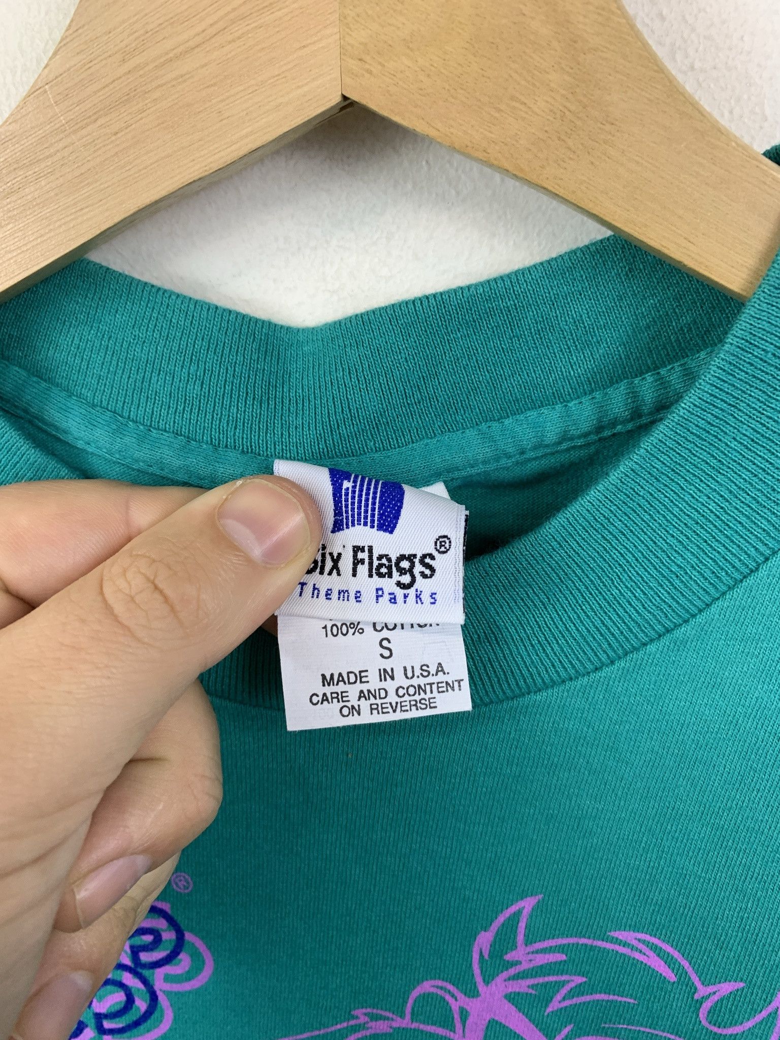 Vintage Vintage 1990s Tazmanian Devil Six Flags Single Stitch Tee Size S Size US S / EU 44-46 / 1 - 2 Thumbnail