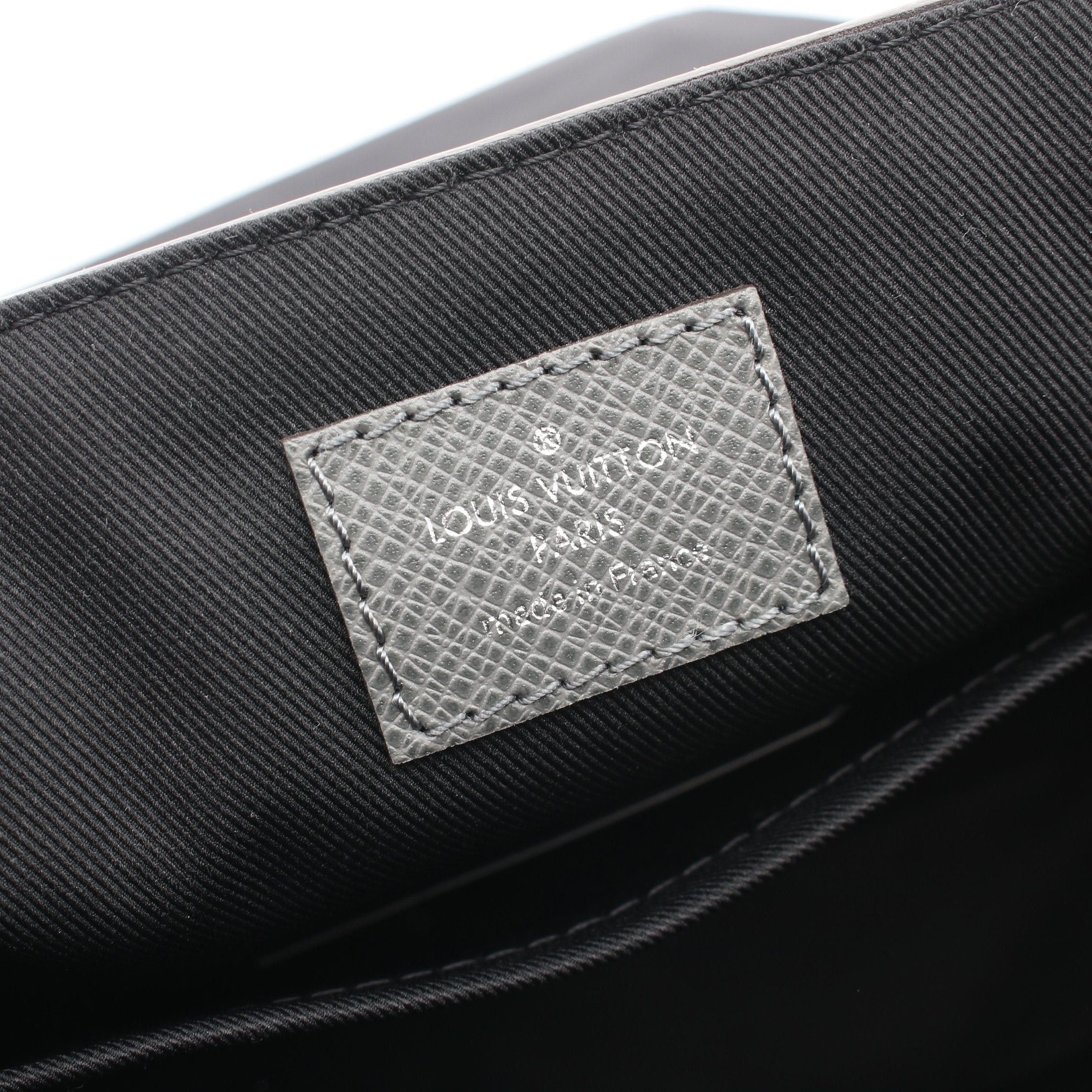 Louis Vuitton Louis Vuitton District Pm Nv3 Taiga Shoulder Bag Leather Gray Size ONE SIZE - 4 Thumbnail