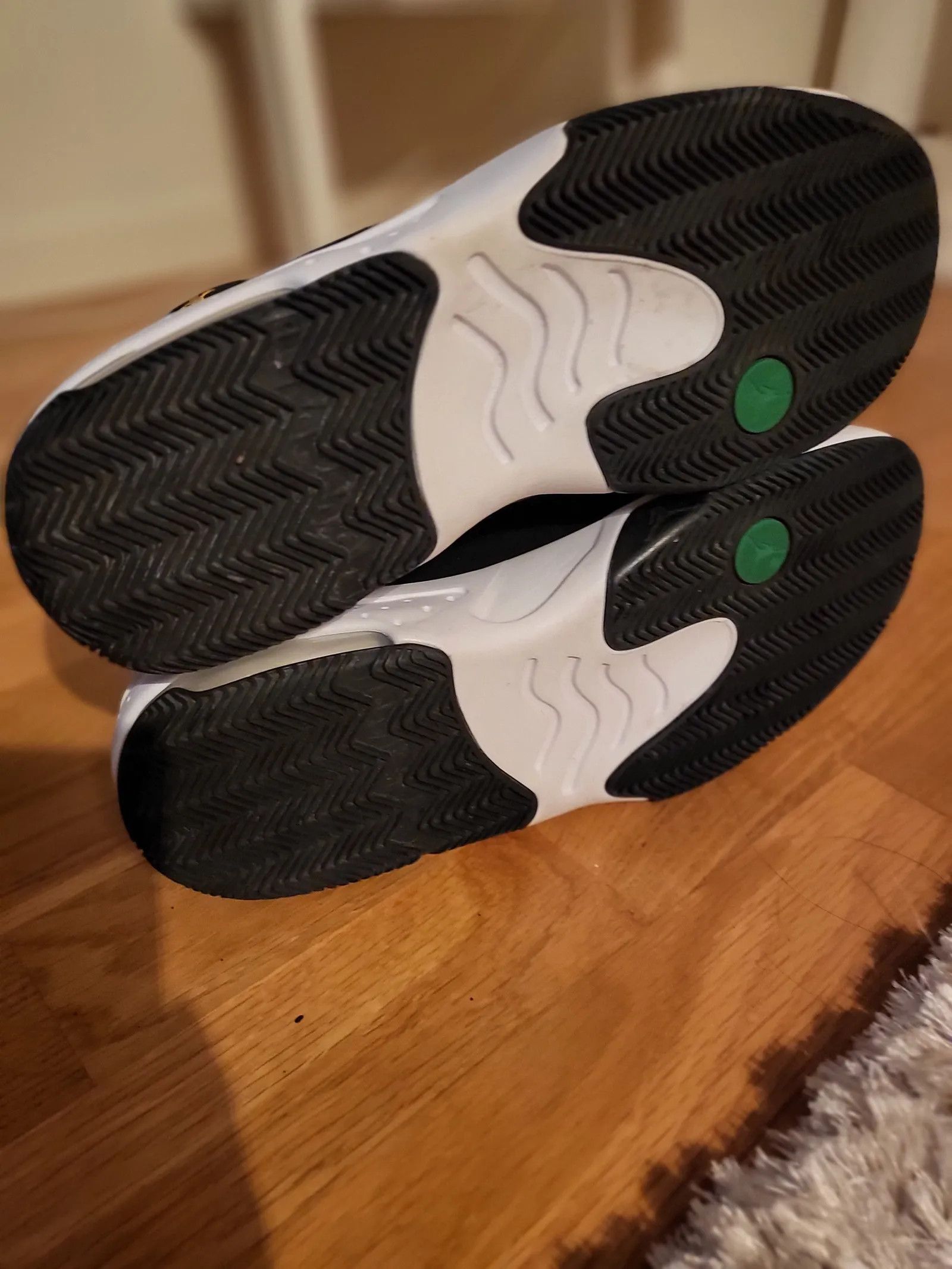 Nike Nike Max aura Sneakers Size US 10 / EU 43 - 4 Thumbnail