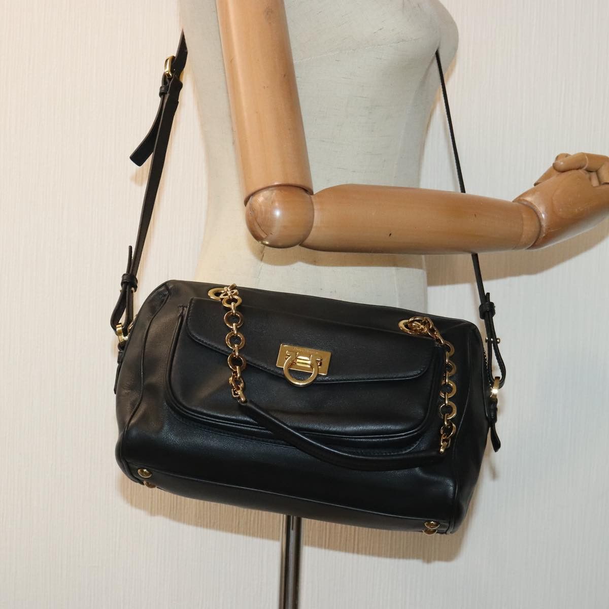 Salvatore Ferragamo Gancini Black Leather Shoulder Bag (Pre-Owned) Size ONE SIZE - 11 Thumbnail