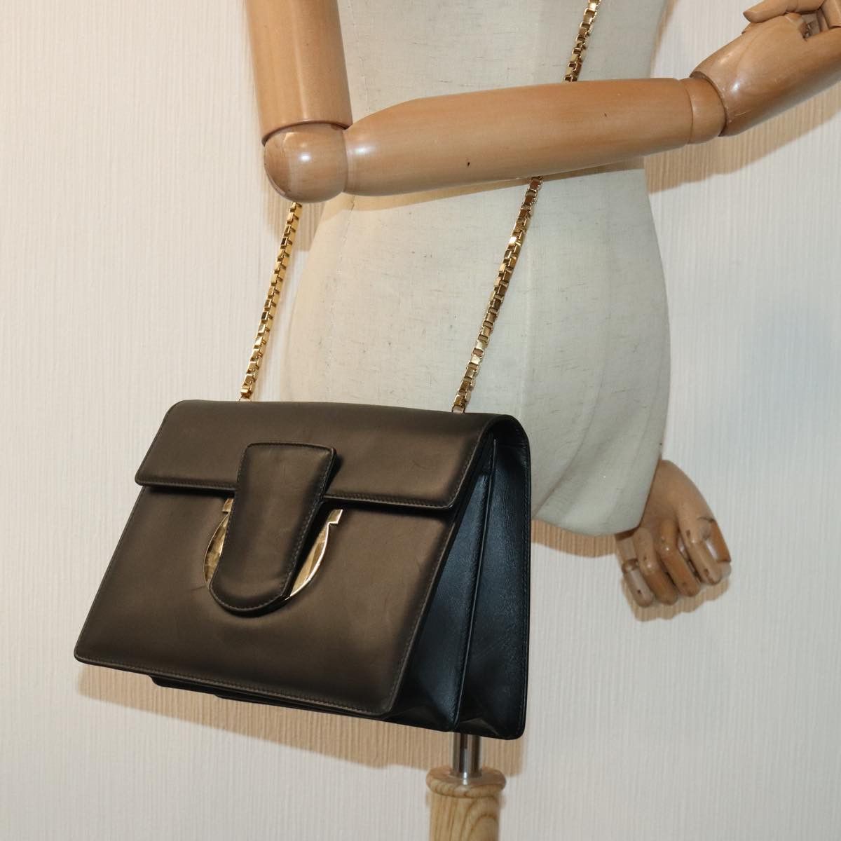 Salvatore Ferragamo Thalia Black Leather Shoulder Bag (Pre-Owned) Size ONE SIZE - 11 Thumbnail