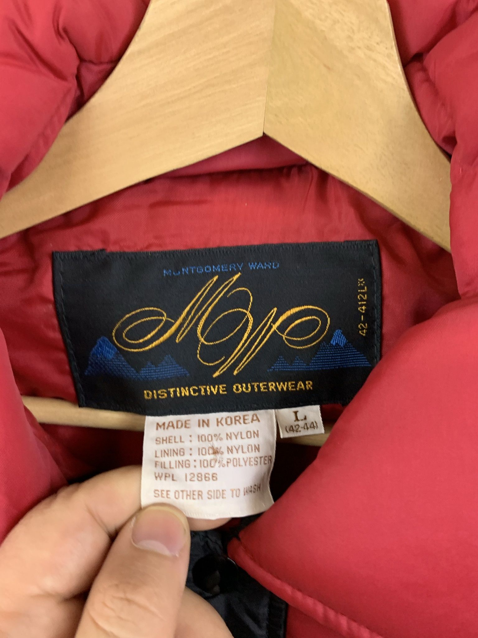 Vintage Vintage 90s Montgiomery Ward Red Black Puffer Vest Golf Size L Size US L / EU 52-54 / 3 - 2 Thumbnail