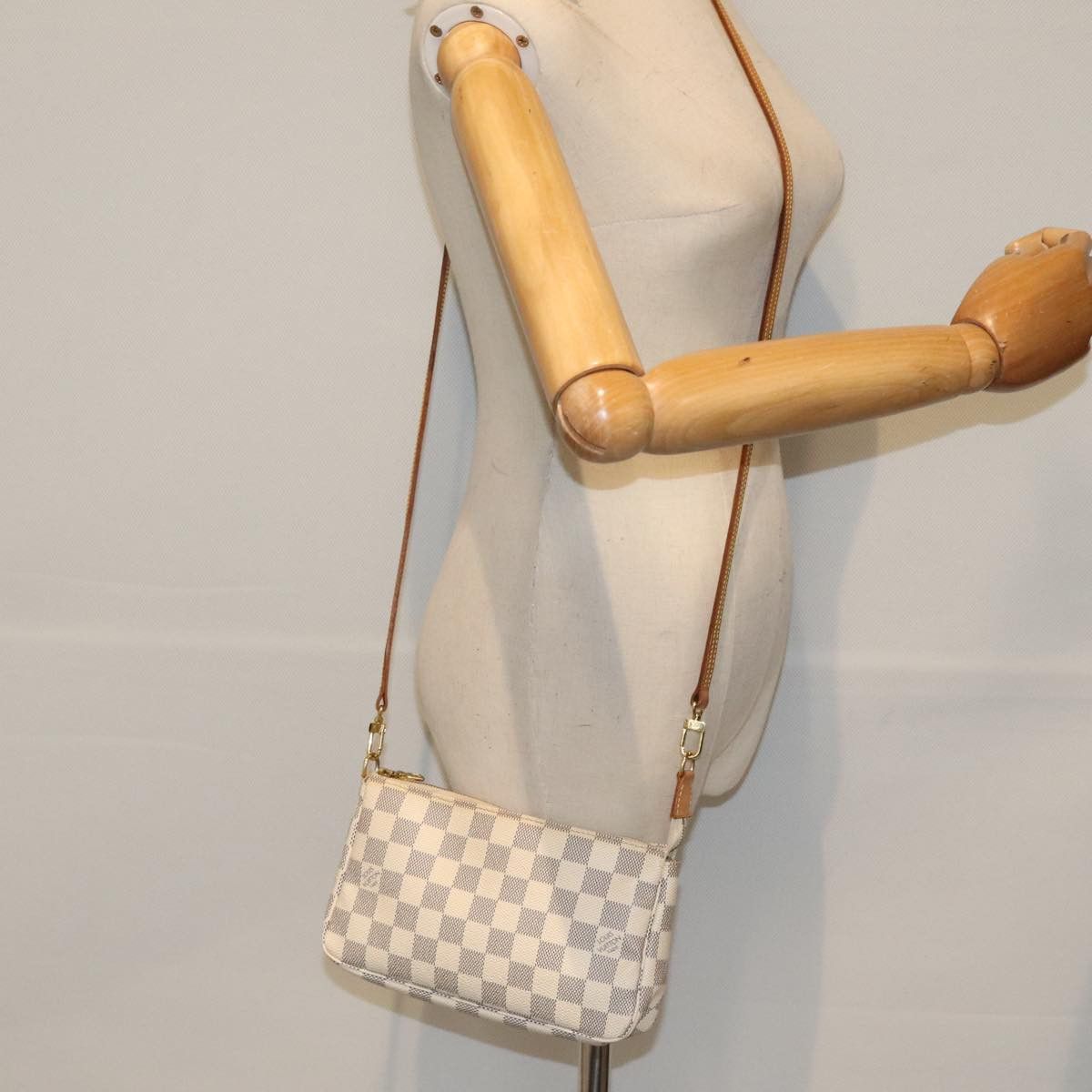 Louis Vuitton Pochette Accessoire Beige Canvas Clutch Bag (Pre-Owned) Size ONE SIZE - 19 Thumbnail