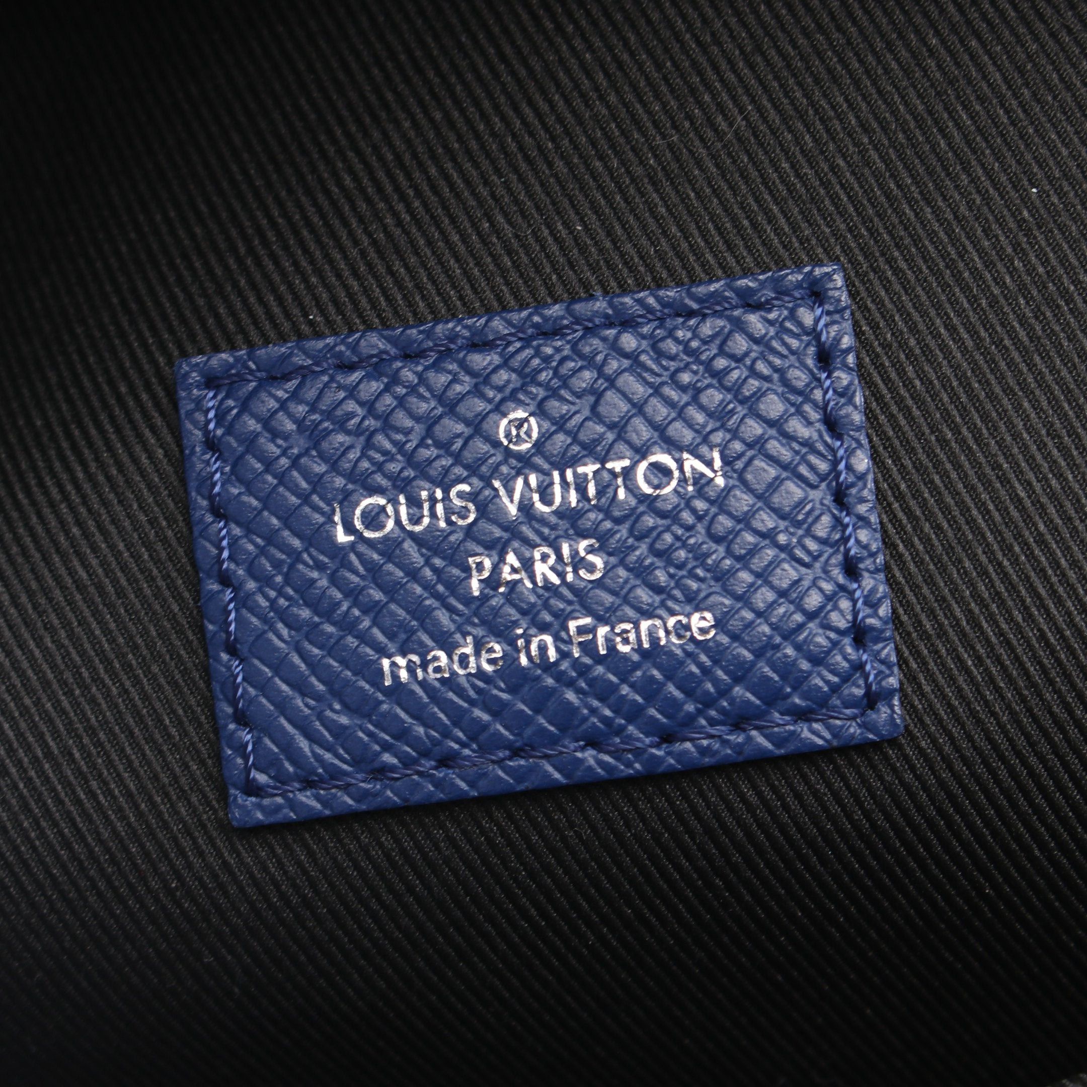 Louis Vuitton Louis Vuitton Taigarama Discovery Backpack Rucksack Leather Dark Blue Size ONE SIZE - 4 Thumbnail