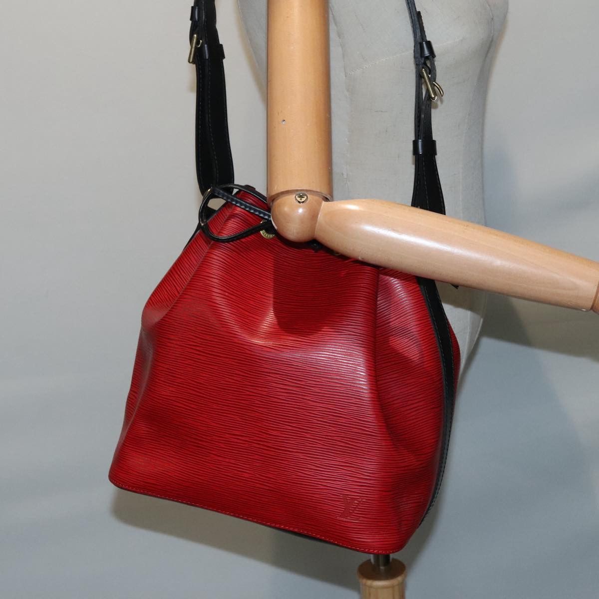 Louis Vuitton Noe Red Leather Shoulder Bag (Pre-Owned) Size ONE SIZE - 15 Thumbnail