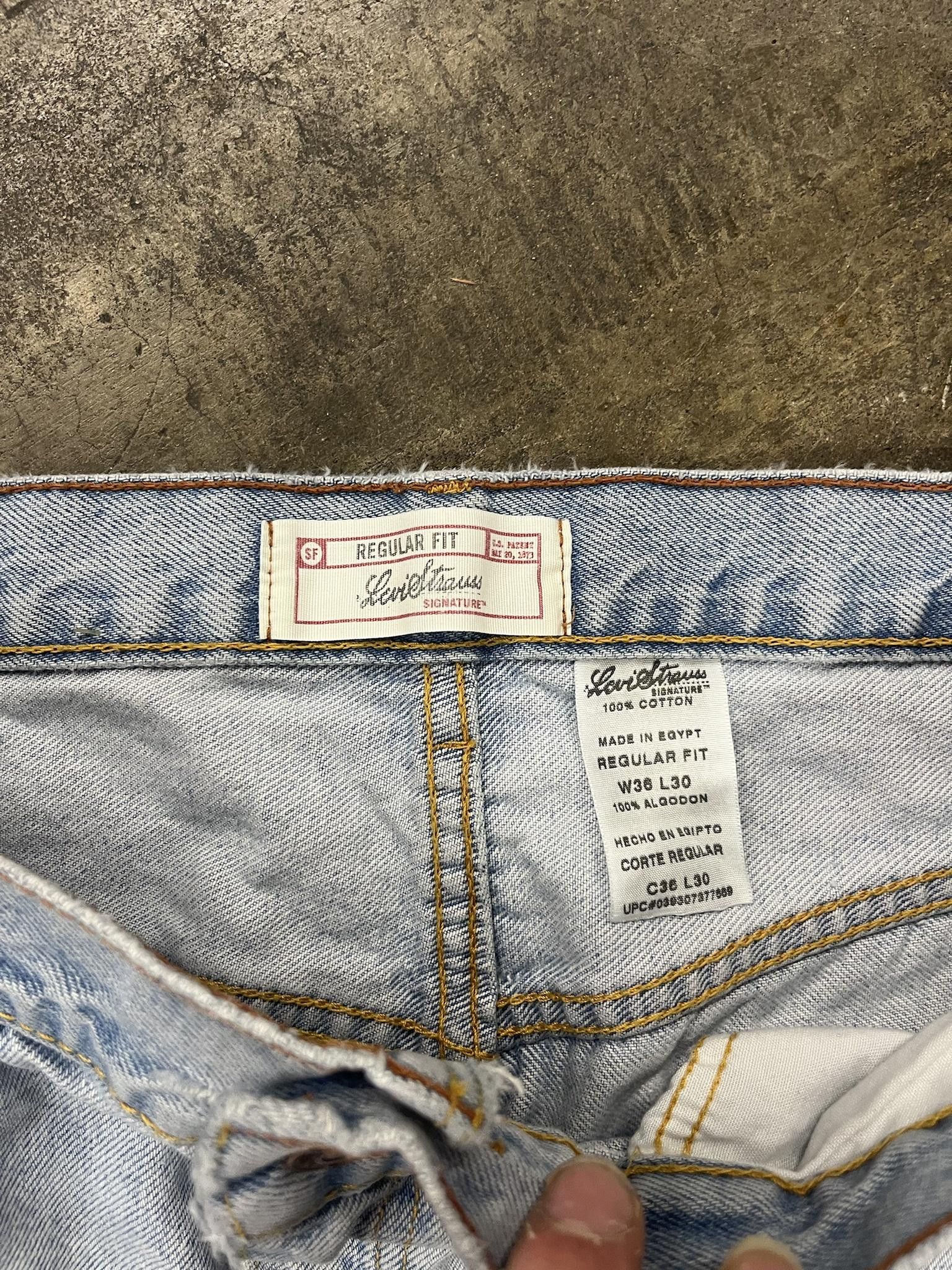 Vintage Early 2000's Levis Straight Fit Jeans With Cursive Tags Size US 36 / EU 52 - 2 Thumbnail