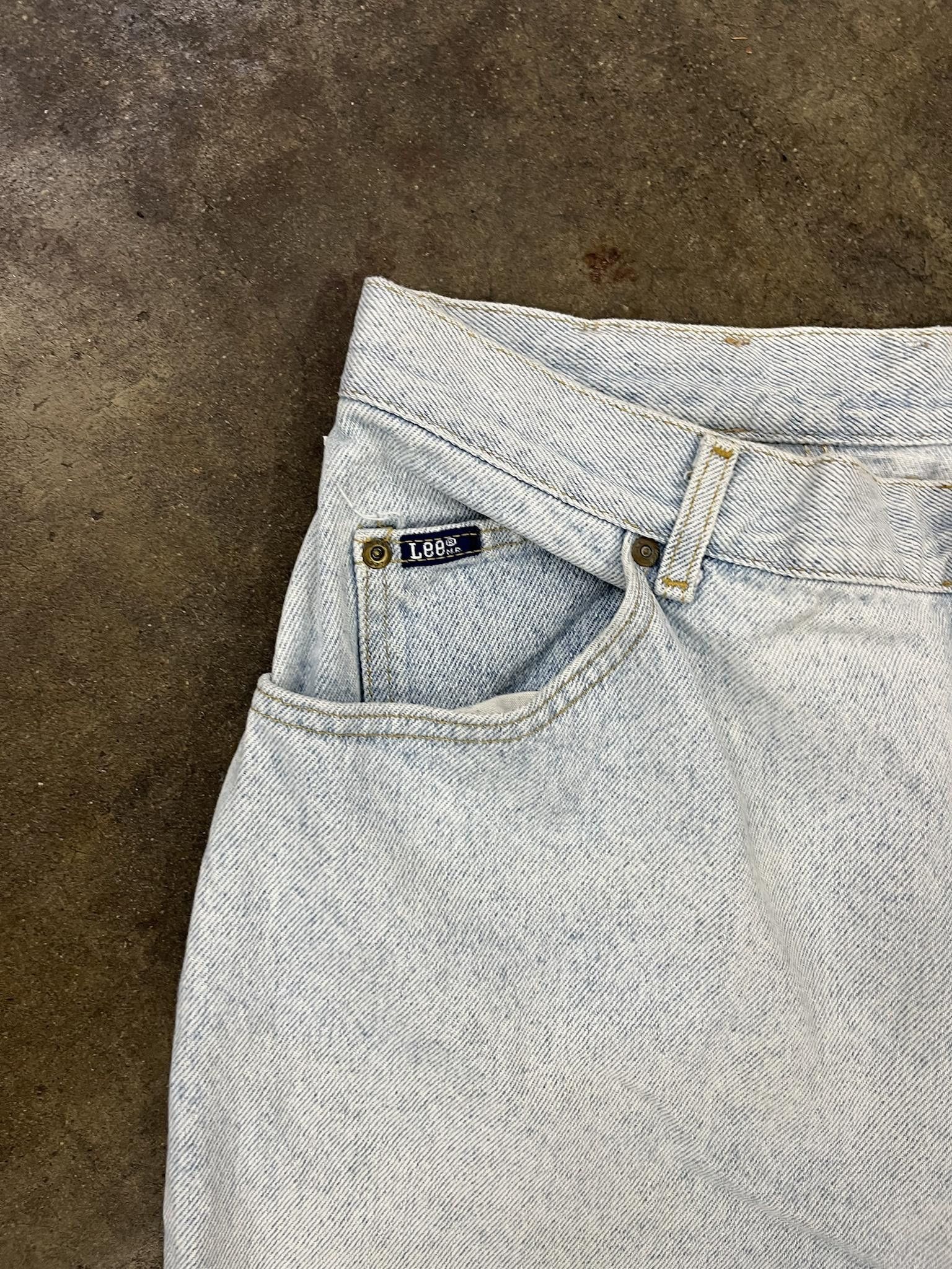 Vintage 1980's Lee Tapered Fit Lightwash Jeans (Small Tan Tag) Size US 30 / EU 46 - 2 Thumbnail