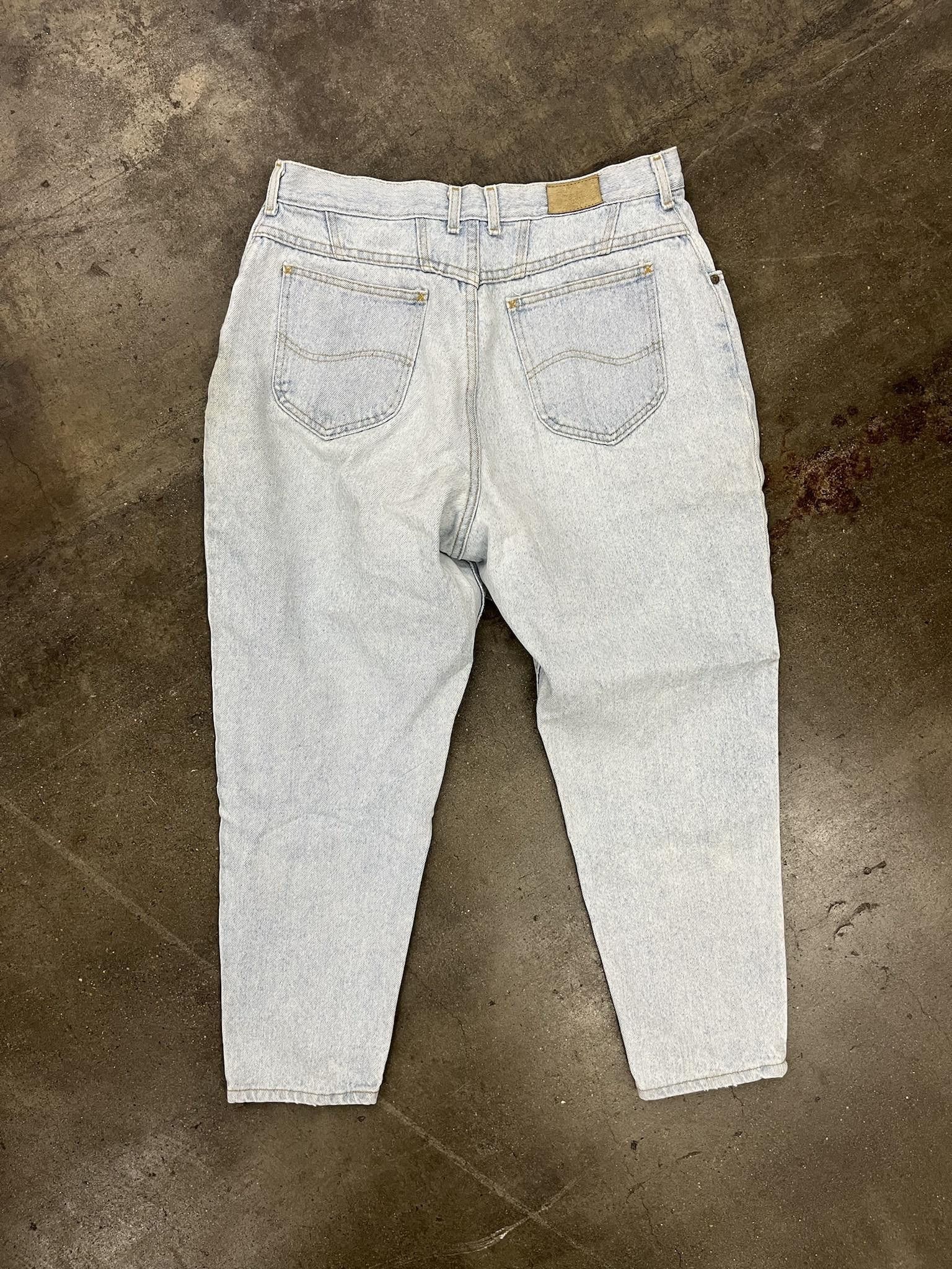 Vintage 1980's Lee Tapered Fit Lightwash Jeans (Small Tan Tag) Size US 30 / EU 46 - 3 Thumbnail