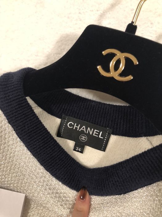 Chanel logo hot sale sweatshirt