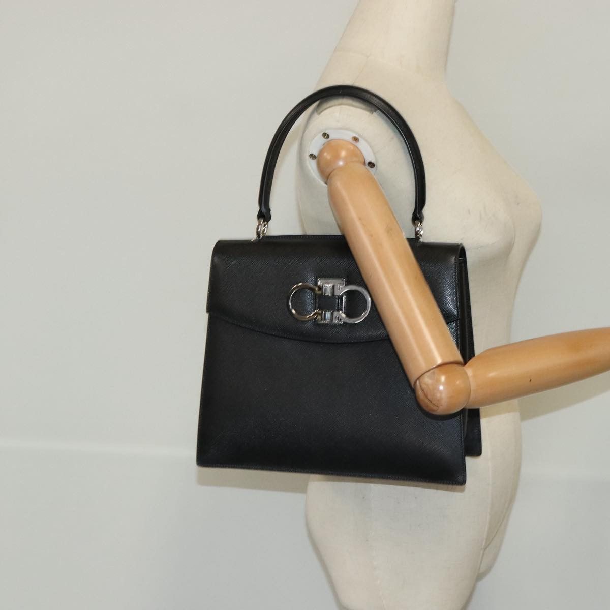 Salvatore Ferragamo Gancini Black Leather Handbag (Pre-Owned) Size ONE SIZE - 14 Thumbnail