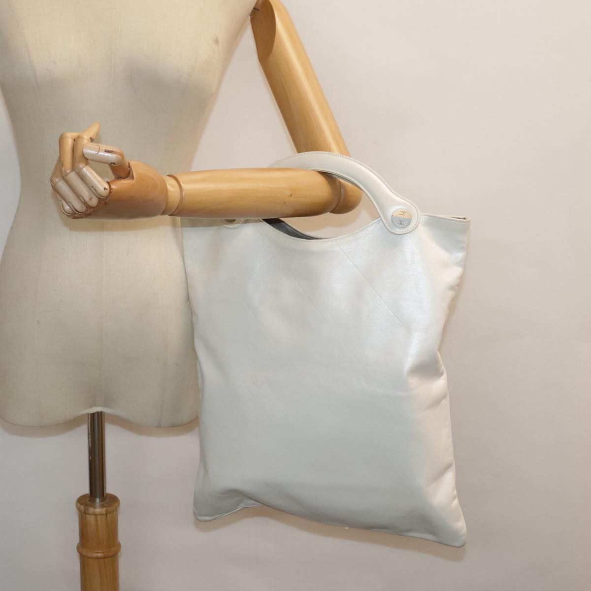 Chanel Matelassé White Leather Handbag (Pre-Owned) Size ONE SIZE - 14 Thumbnail