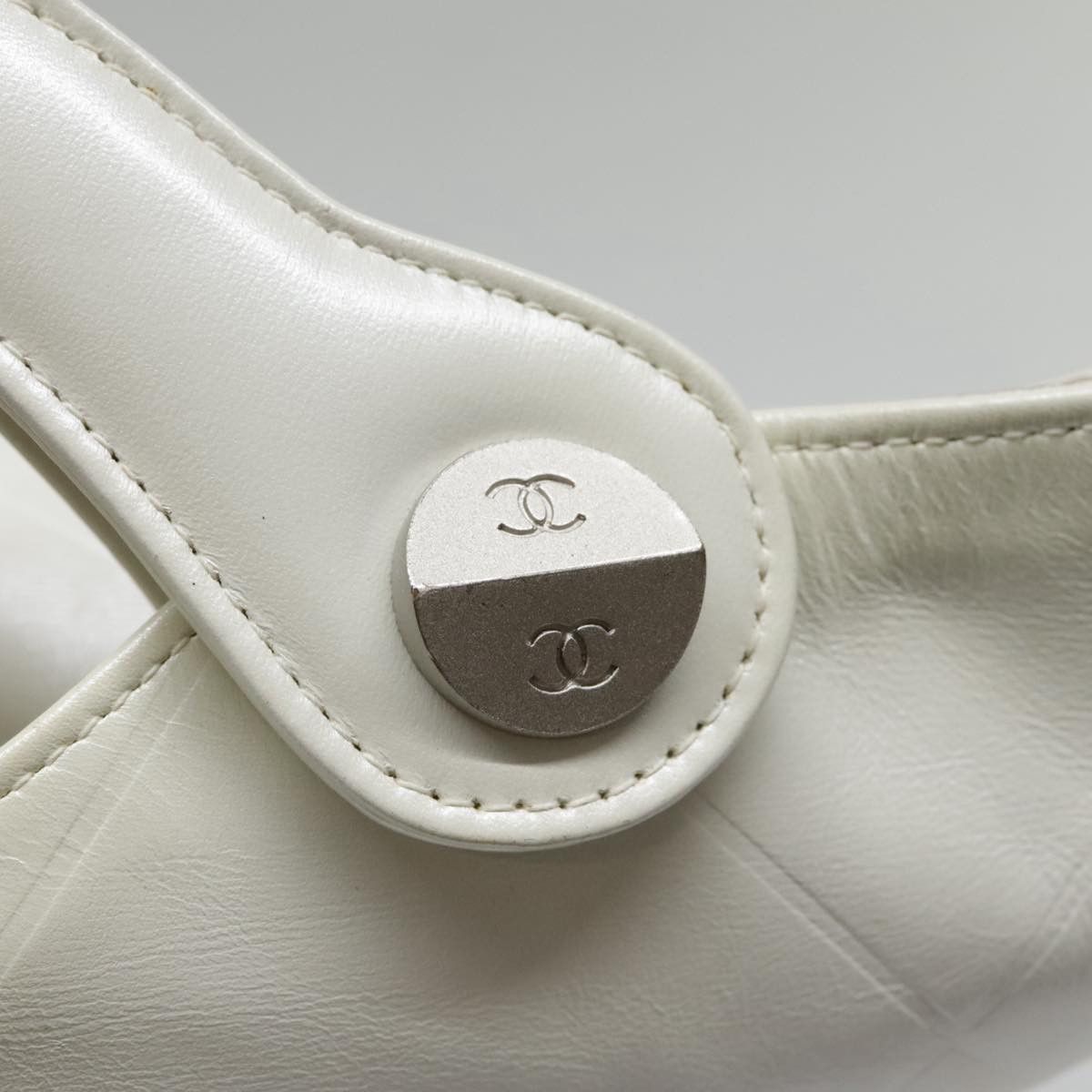 Chanel Matelassé White Leather Handbag (Pre-Owned) Size ONE SIZE - 19 Thumbnail