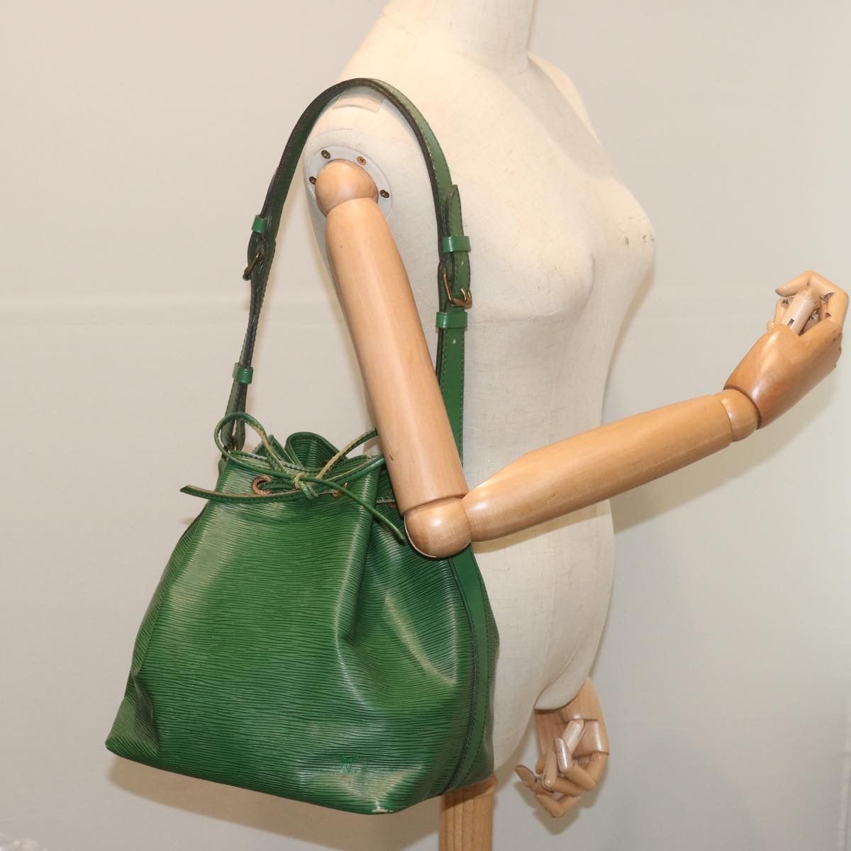 Louis Vuitton Noé Green Leather Shoulder Bag (Pre-Owned) Size ONE SIZE - 7 Thumbnail