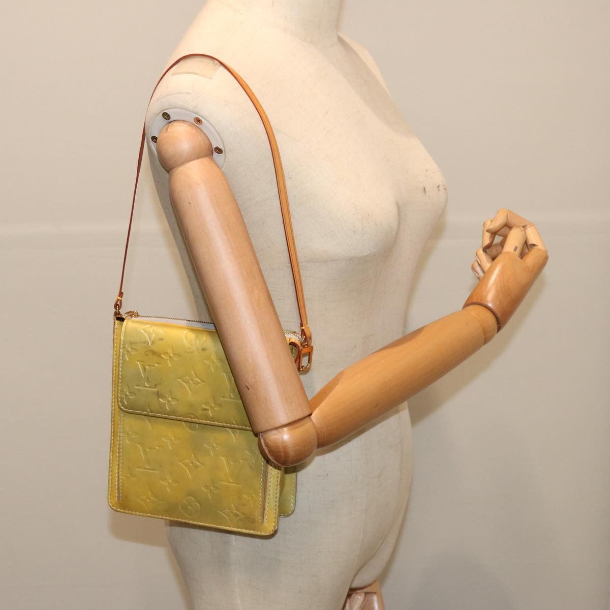 Louis Vuitton Mott Yellow Patent Leather Shoulder Bag (Pre-Owned) Size ONE SIZE - 7 Thumbnail