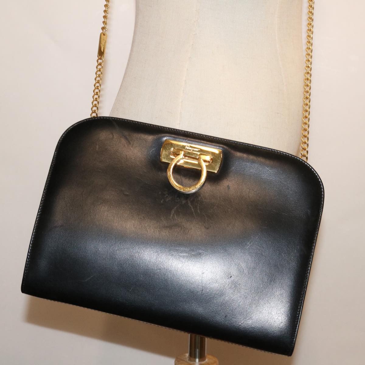 Salvatore Ferragamo Gancio Black Leather Shoulder Bag (Pre-Owned) Size ONE SIZE - 7 Thumbnail