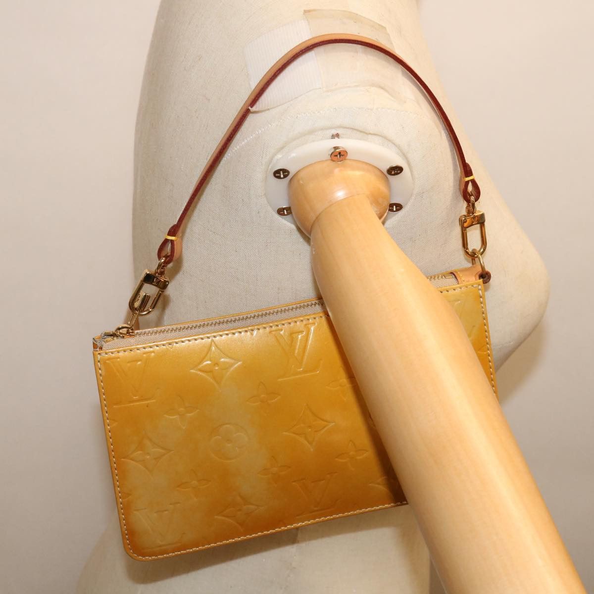 Louis Vuitton Lexington Beige Patent Leather Clutch Bag (Pre-Owned) Size ONE SIZE - 7 Thumbnail