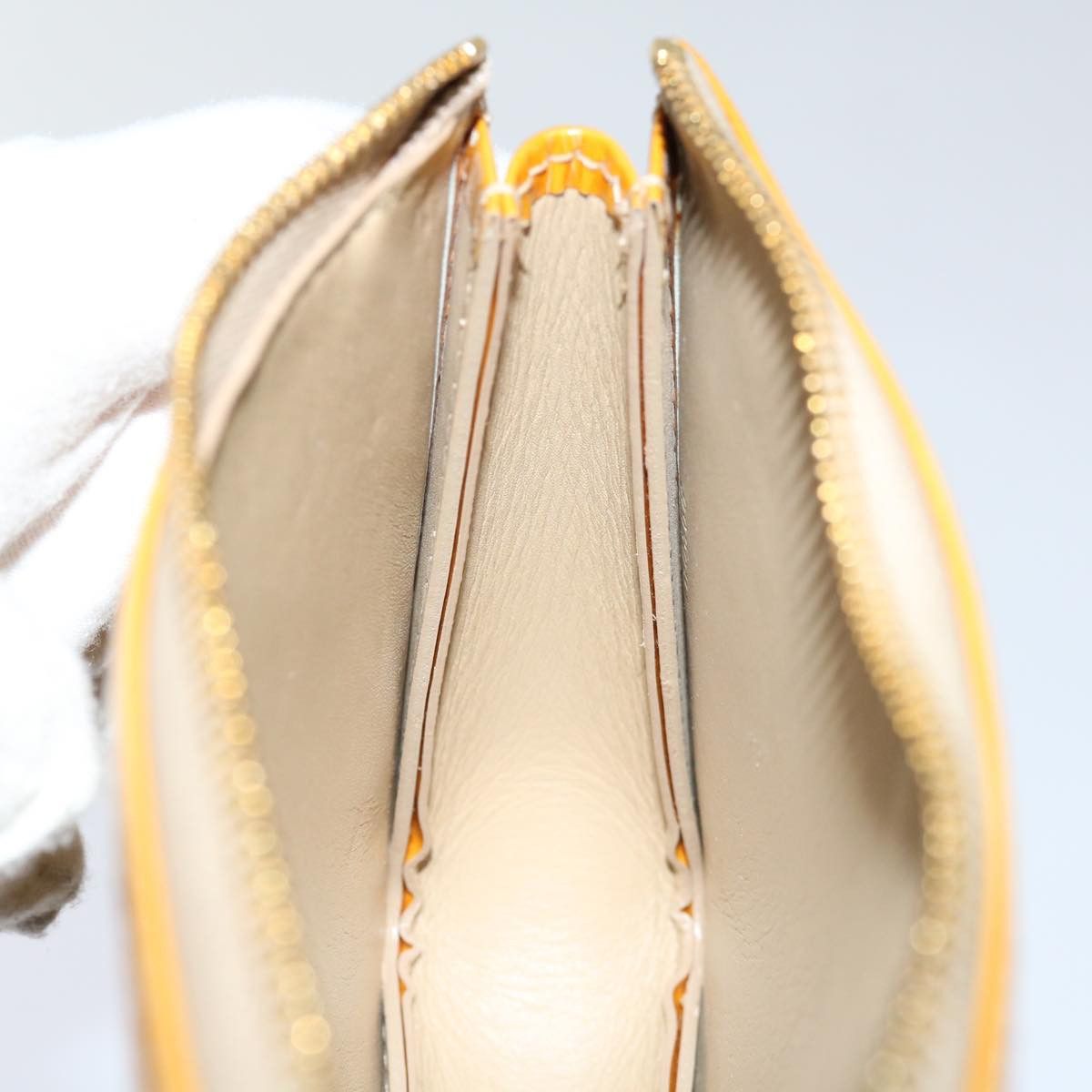 Louis Vuitton Lexington Beige Patent Leather Clutch Bag (Pre-Owned) Size ONE SIZE - 20 Thumbnail