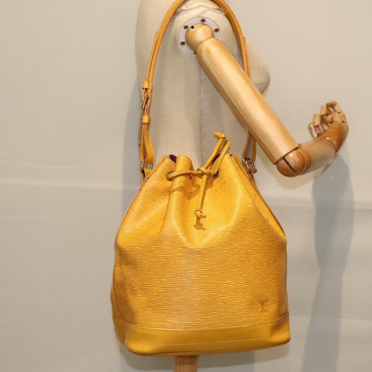 Louis Vuitton Noé Yellow Leather Shoulder Bag (Pre-Owned) Size ONE SIZE - 7 Thumbnail