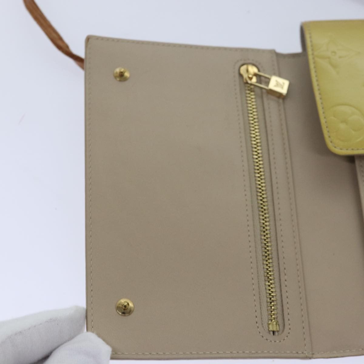 Louis Vuitton Walker Beige Patent Leather Wallet (Pre-Owned) Size ONE SIZE - 19 Thumbnail