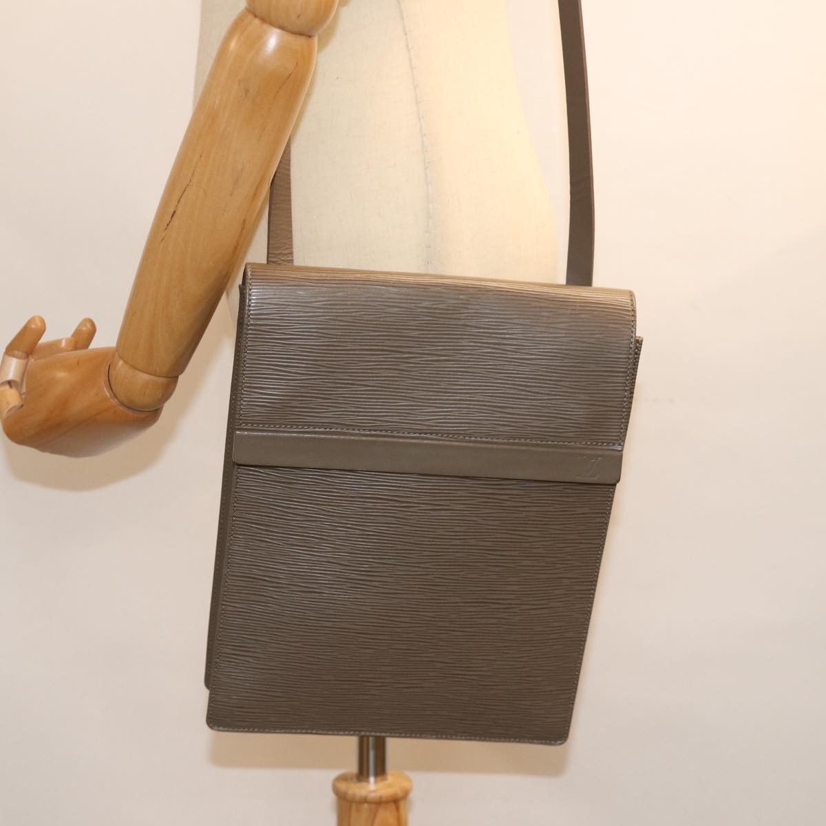 Louis Vuitton Ramatuelle Brown Leather Shoulder Bag (Pre-Owned) Size ONE SIZE - 8 Thumbnail
