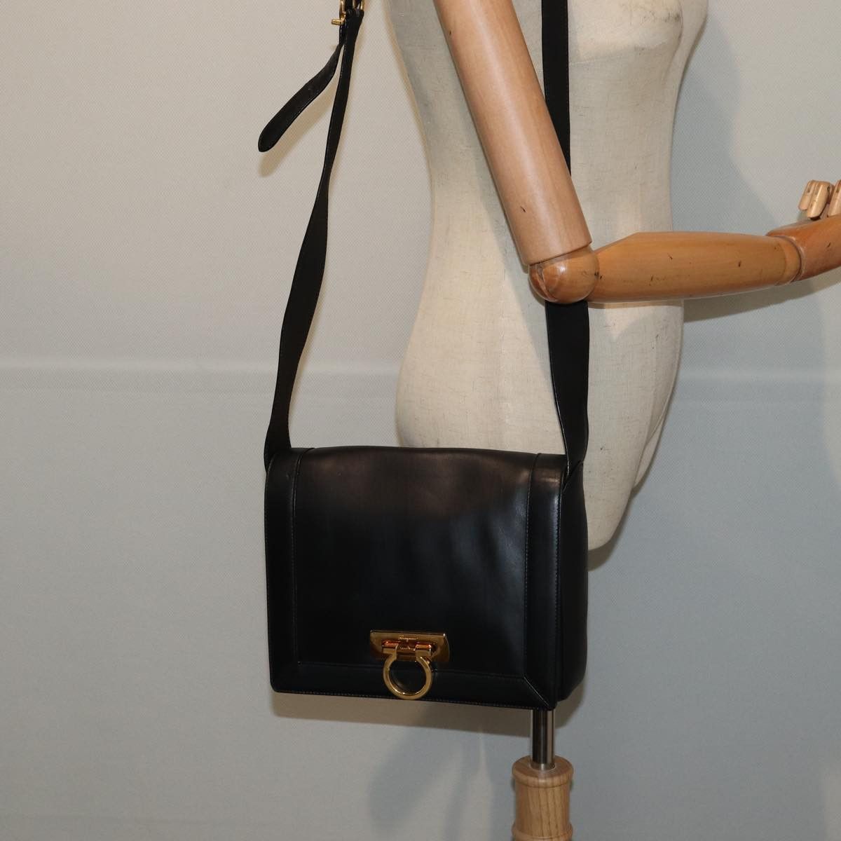 Salvatore Ferragamo Gancini Black Leather Shoulder Bag (Pre-Owned) Size ONE SIZE - 7 Thumbnail