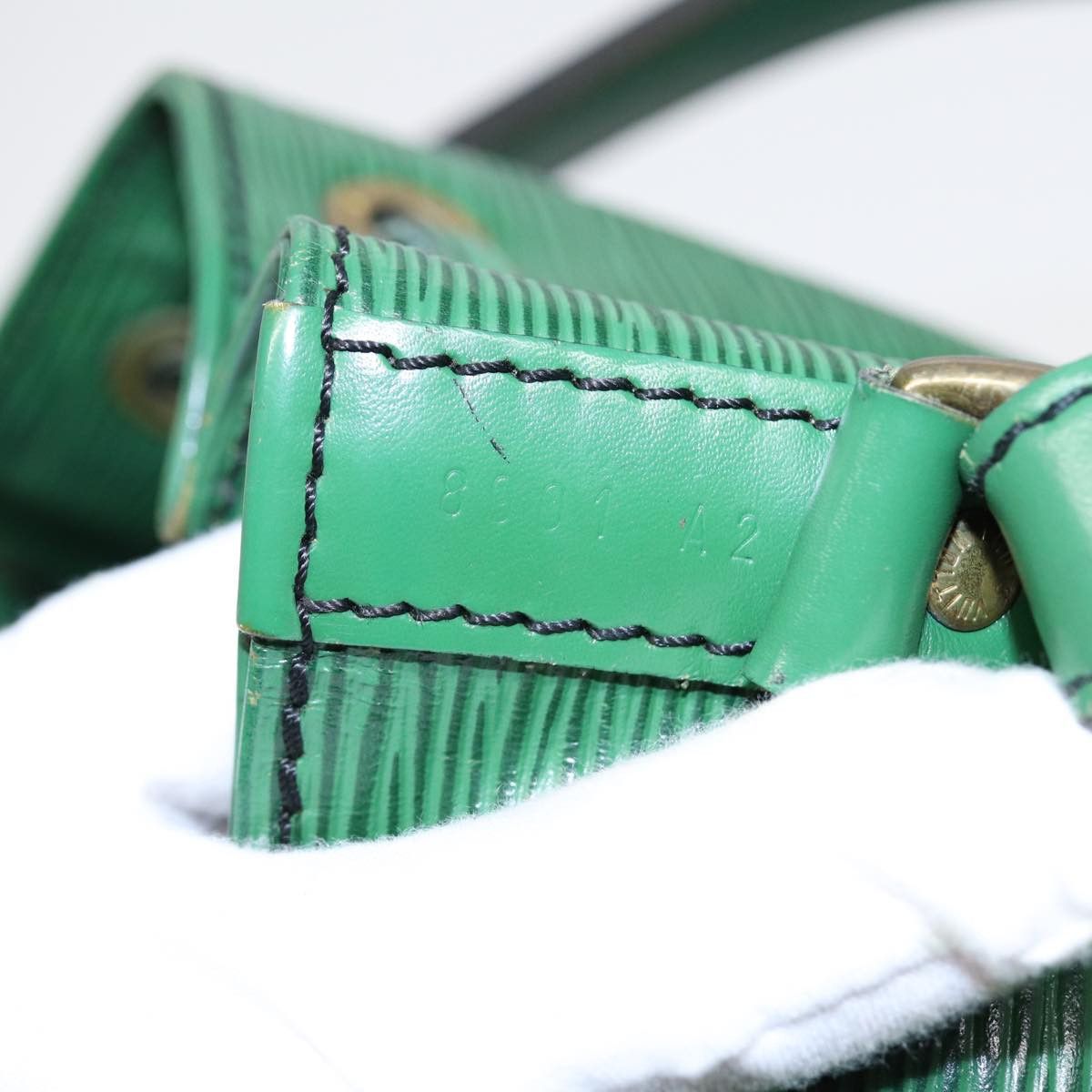 Louis Vuitton Noé Green Leather Shoulder Bag (Pre-Owned) Size ONE SIZE - 20 Thumbnail