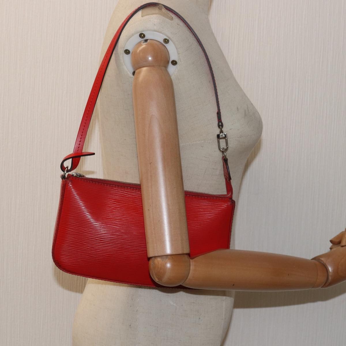 Louis Vuitton Pochette Accessoires Red Leather Clutch Bag (Pre-Owned) Size ONE SIZE - 7 Thumbnail