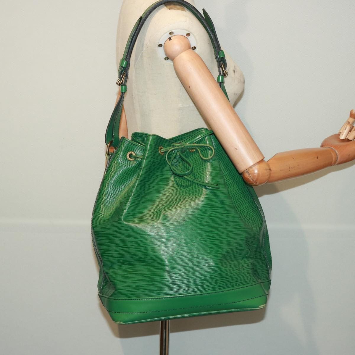 Louis Vuitton Noé Green Leather Shoulder Bag (Pre-Owned) Size ONE SIZE - 14 Thumbnail