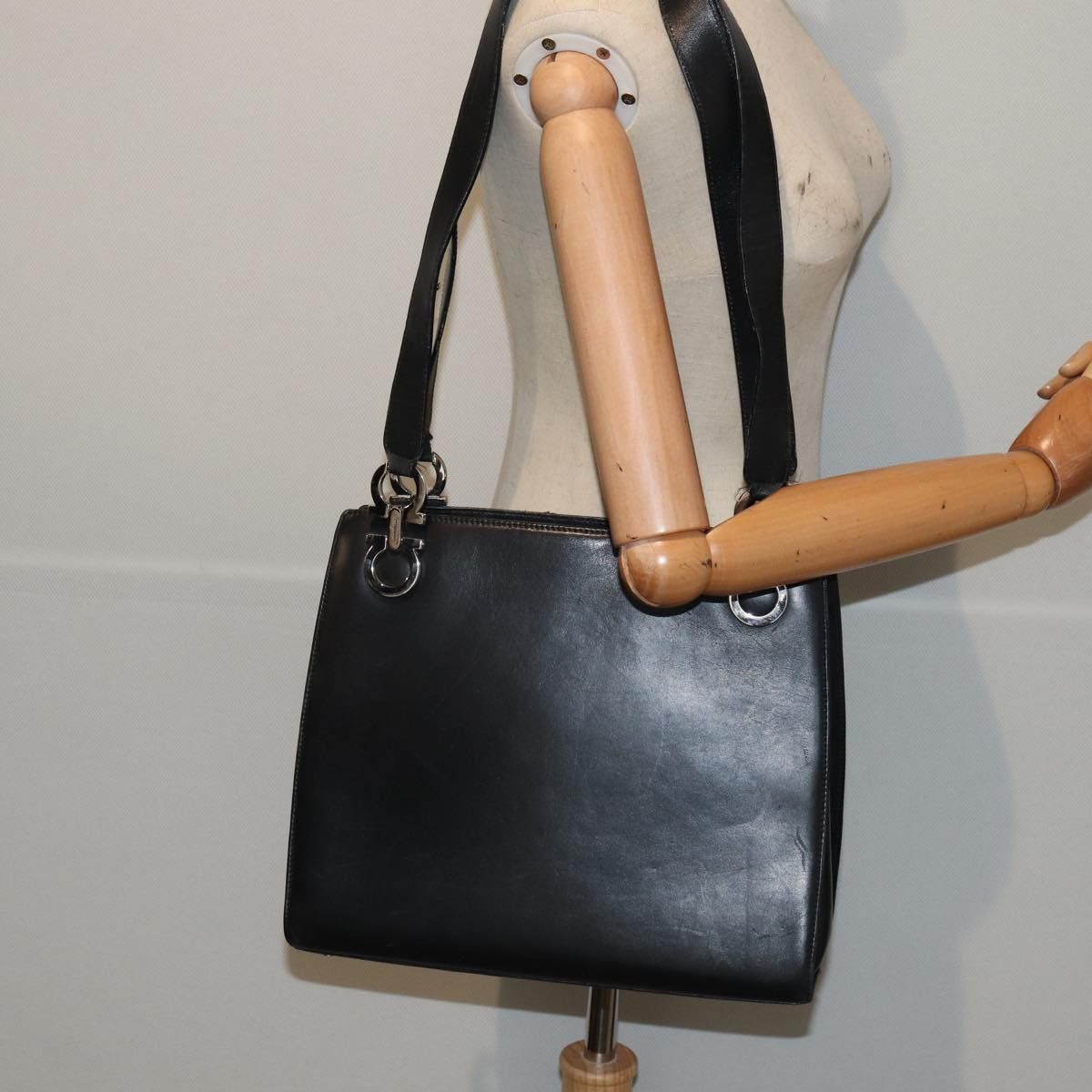 Salvatore Ferragamo Gancini Black Leather Shoulder Bag (Pre-Owned) Size ONE SIZE - 10 Thumbnail