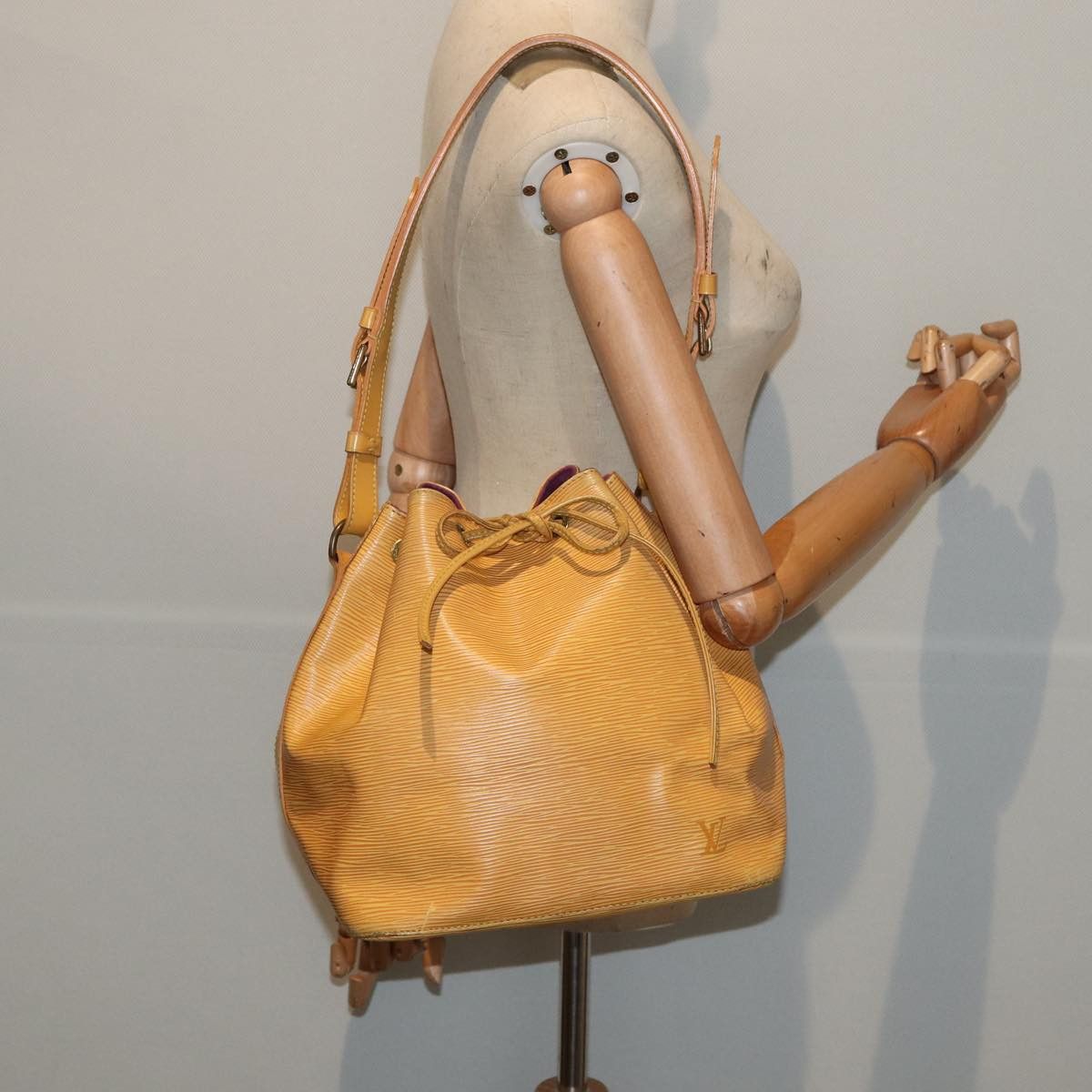 Louis Vuitton Noé Yellow Leather Shoulder Bag (Pre-Owned) Size ONE SIZE - 12 Thumbnail