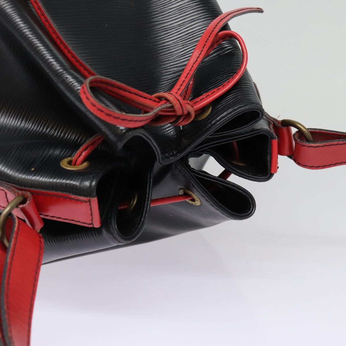 Louis Vuitton Noe Black Leather Shoulder Bag (Pre-Owned) Size ONE SIZE - 4 Thumbnail