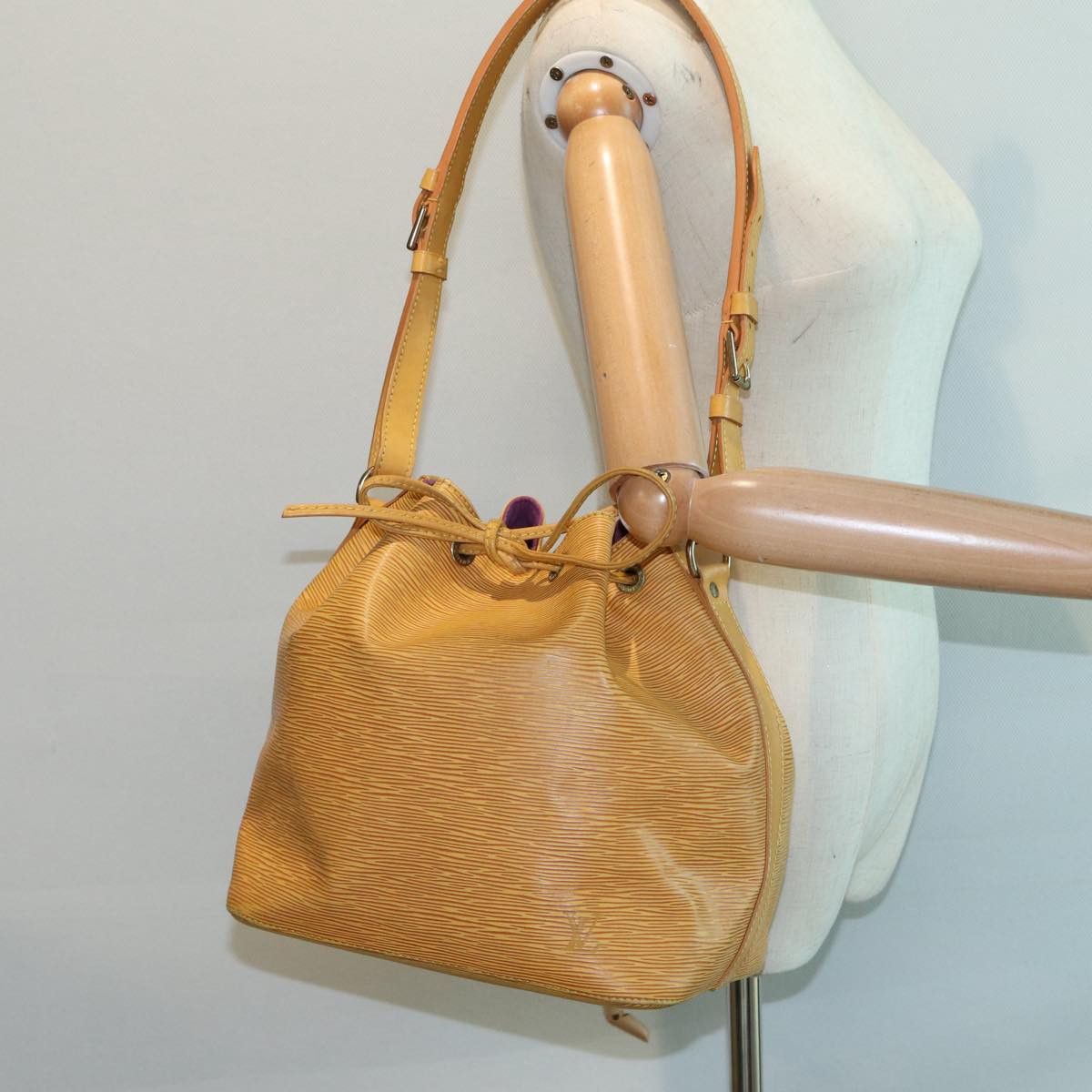 Louis Vuitton Noe Yellow Leather Shoulder Bag (Pre-Owned) Size ONE SIZE - 10 Thumbnail