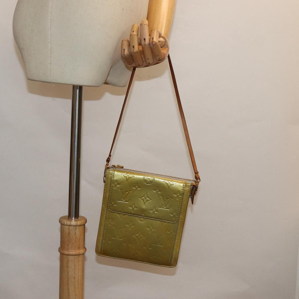 Louis Vuitton Mott Yellow Patent Leather Clutch Bag (Pre-Owned) Size ONE SIZE - 7 Thumbnail