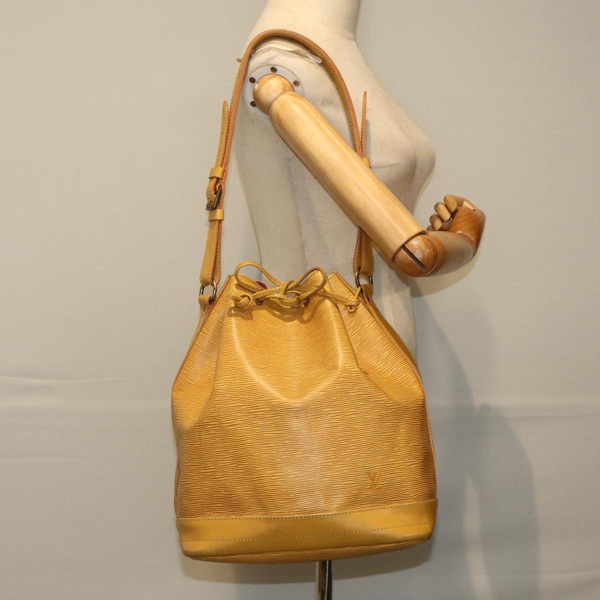 Louis Vuitton Noe Yellow Leather Shoulder Bag (Pre-Owned) Size ONE SIZE - 7 Thumbnail