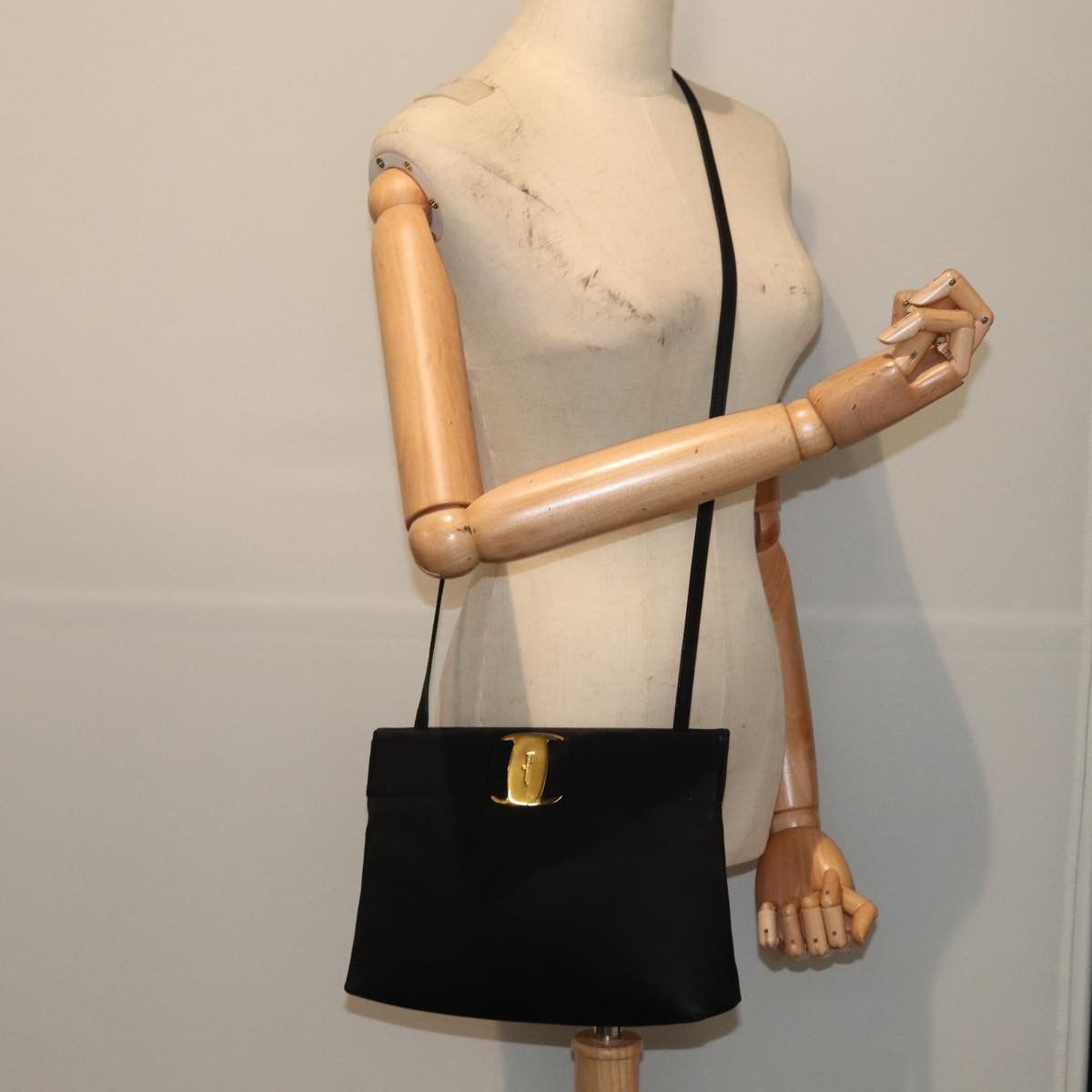 Salvatore Ferragamo Black Suede Shoulder Bag (Pre-Owned) Size ONE SIZE - 16 Thumbnail