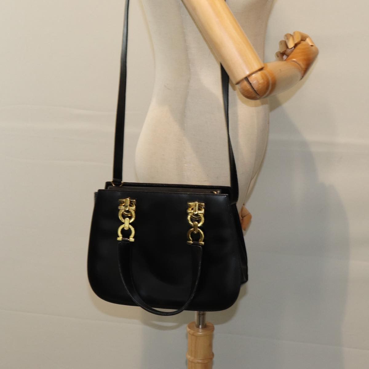 Salvatore Ferragamo Gancini Black Leather Handbag (Pre-Owned) Size ONE SIZE - 7 Thumbnail