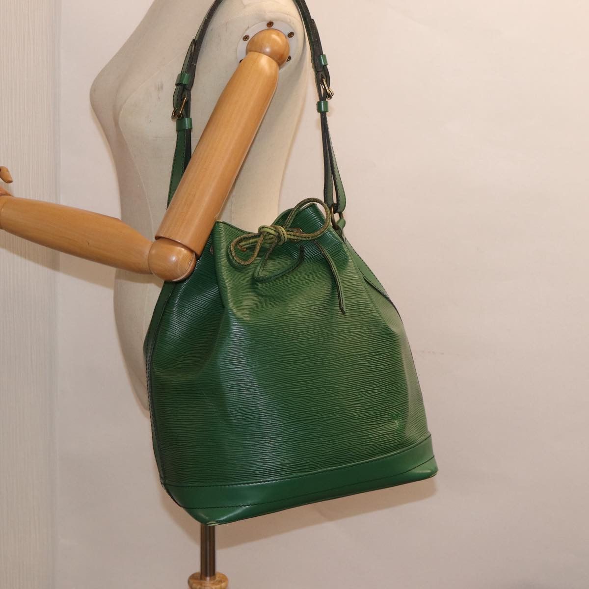 Louis Vuitton Noe Green Leather Shoulder Bag (Pre-Owned) Size ONE SIZE - 12 Thumbnail