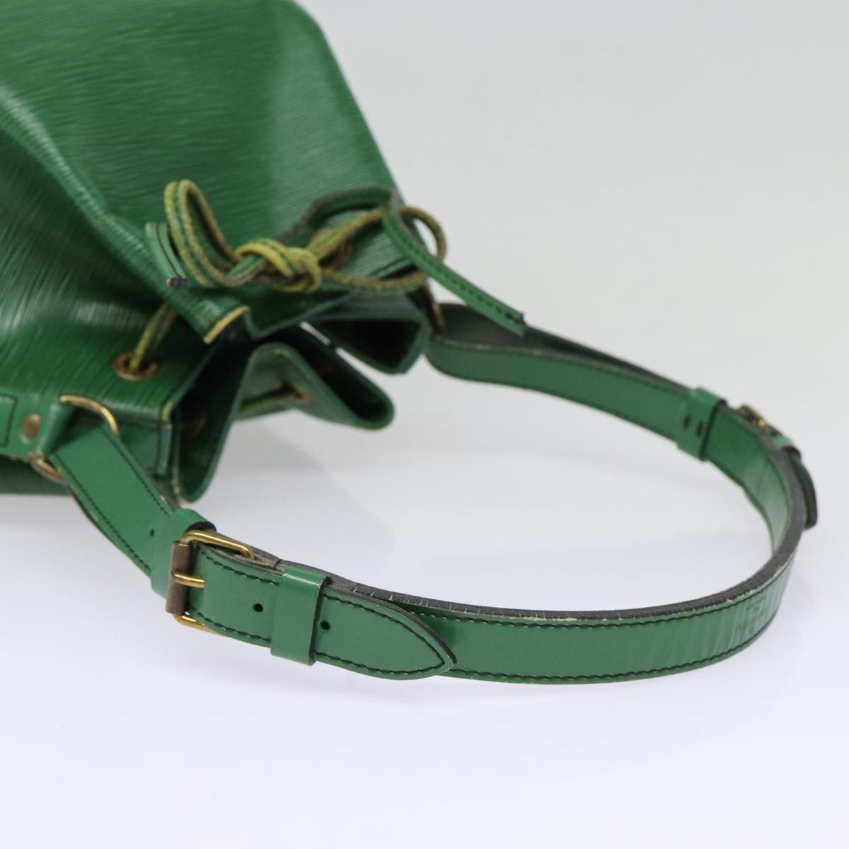 Louis Vuitton Noe Green Leather Shoulder Bag (Pre-Owned) Size ONE SIZE - 4 Thumbnail