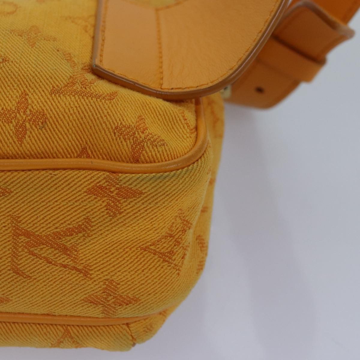 Louis Vuitton Outdoor Yellow Canvas Shoulder Bag (Pre-Owned) Size ONE SIZE - 9 Thumbnail