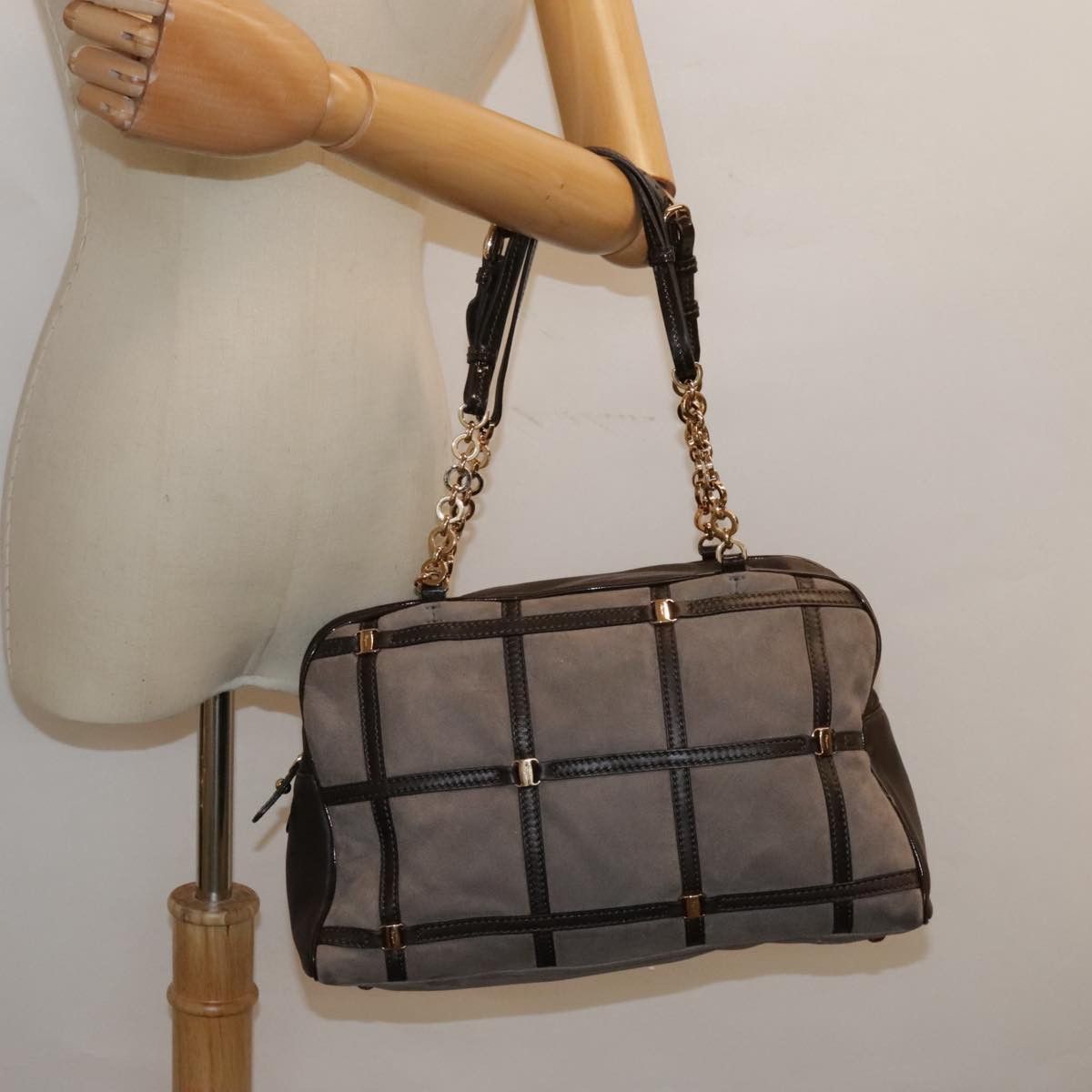 Salvatore Ferragamo Grey Suede Shoulder Bag (Pre-Owned) Size ONE SIZE - 15 Thumbnail
