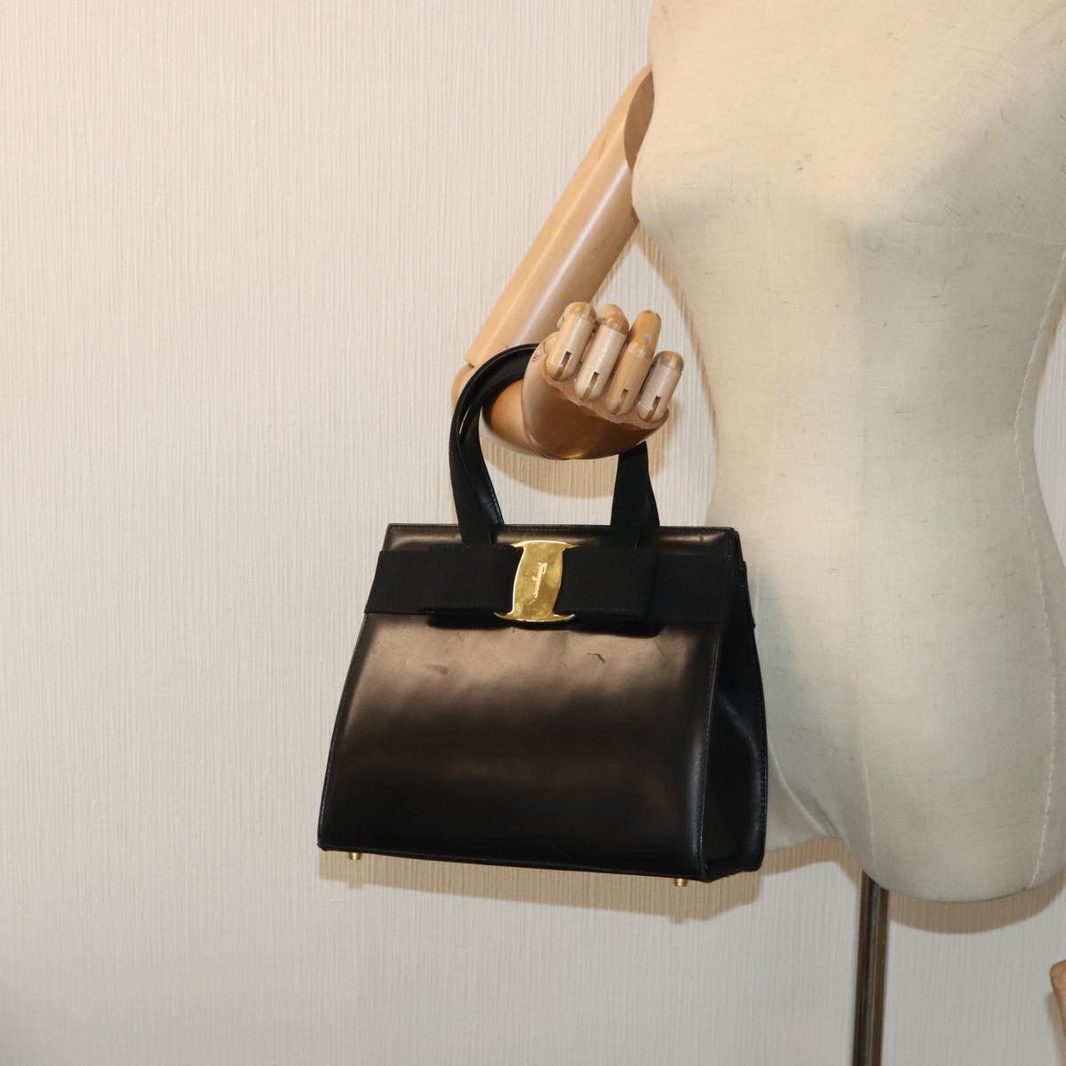 Salvatore Ferragamo Vara Black Leather Handbag (Pre-Owned) Size ONE SIZE - 15 Thumbnail