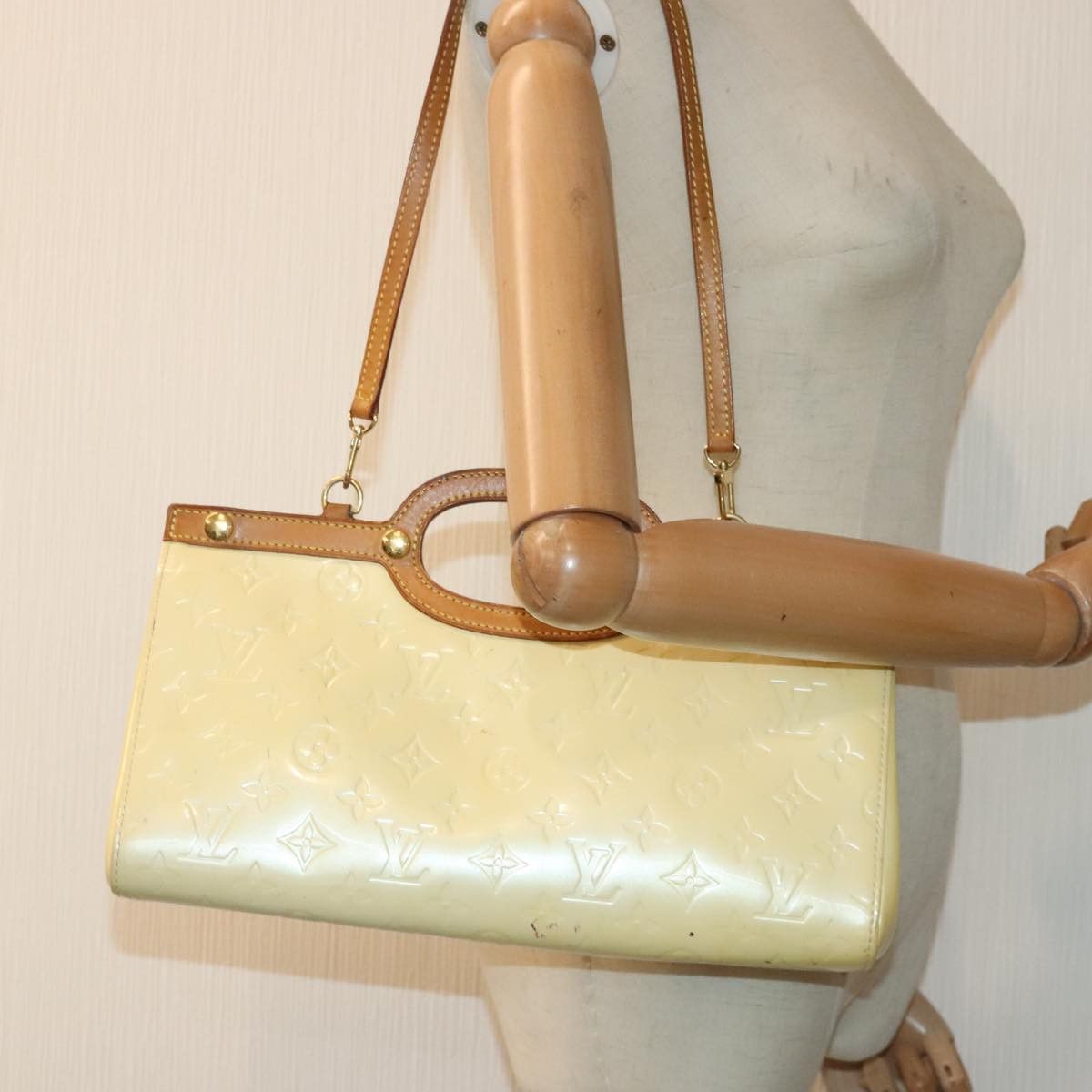 Louis Vuitton Roxbury Beige Patent Leather Handbag (Pre-Owned) Size ONE SIZE - 15 Thumbnail