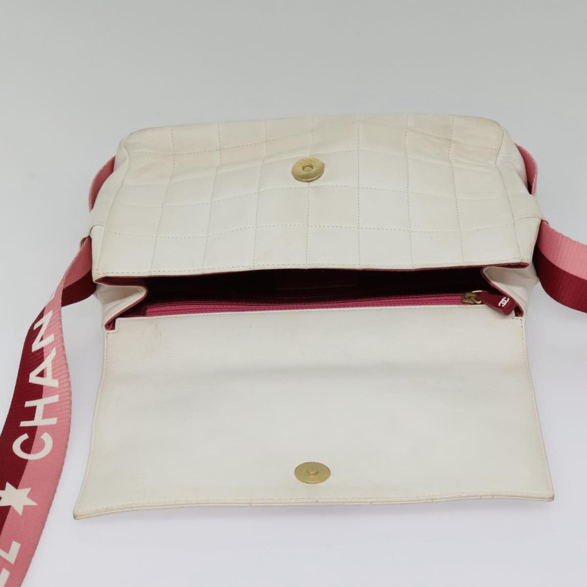 Chanel Chocolate Bar White Leather Shoulder Bag (Pre-Owned) Size ONE SIZE - 20 Thumbnail