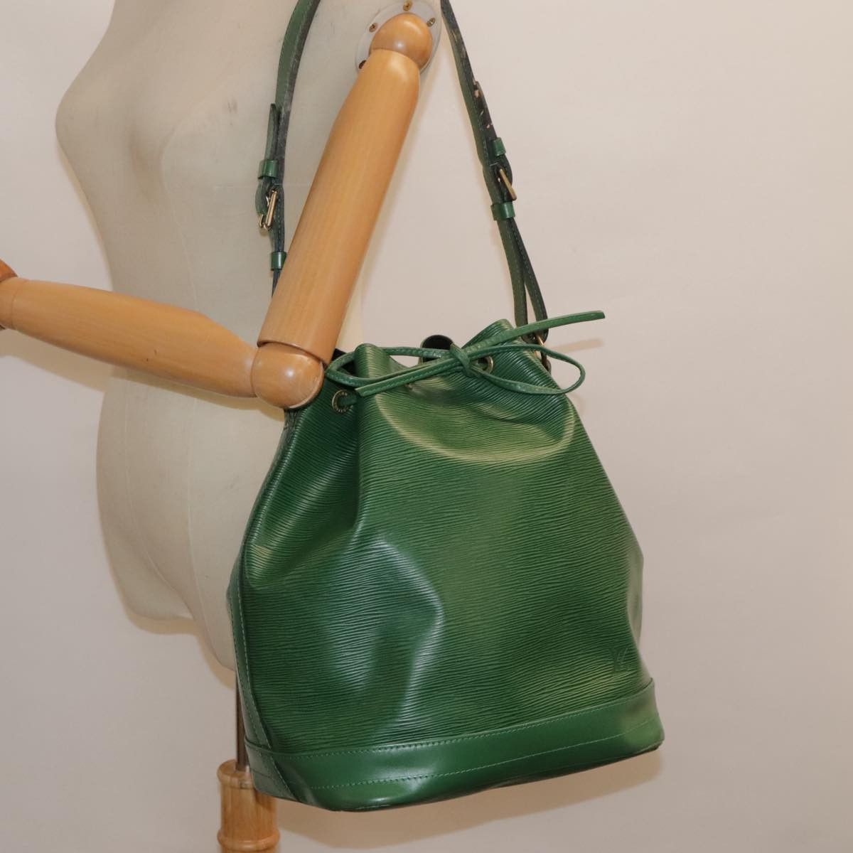 Louis Vuitton Noé Green Leather Shoulder Bag (Pre-Owned) Size ONE SIZE - 11 Thumbnail