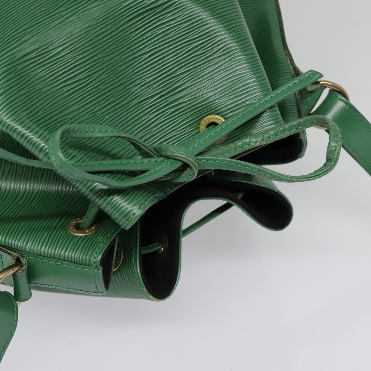 Louis Vuitton Noé Green Leather Shoulder Bag (Pre-Owned) Size ONE SIZE - 14 Thumbnail