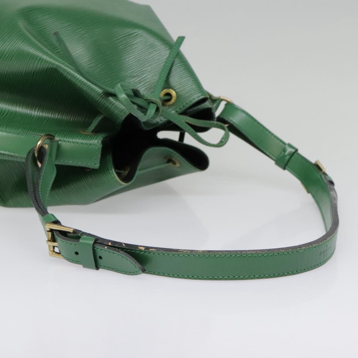 Louis Vuitton Noé Green Leather Shoulder Bag (Pre-Owned) Size ONE SIZE - 4 Thumbnail