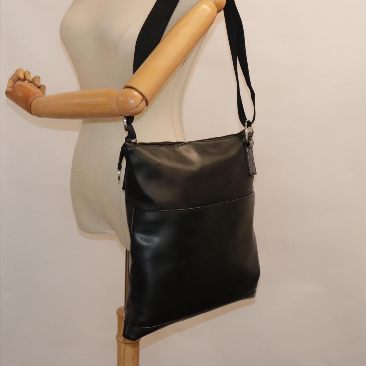 Salvatore Ferragamo Black Leather Shoulder Bag (Pre-Owned) Size ONE SIZE - 14 Thumbnail