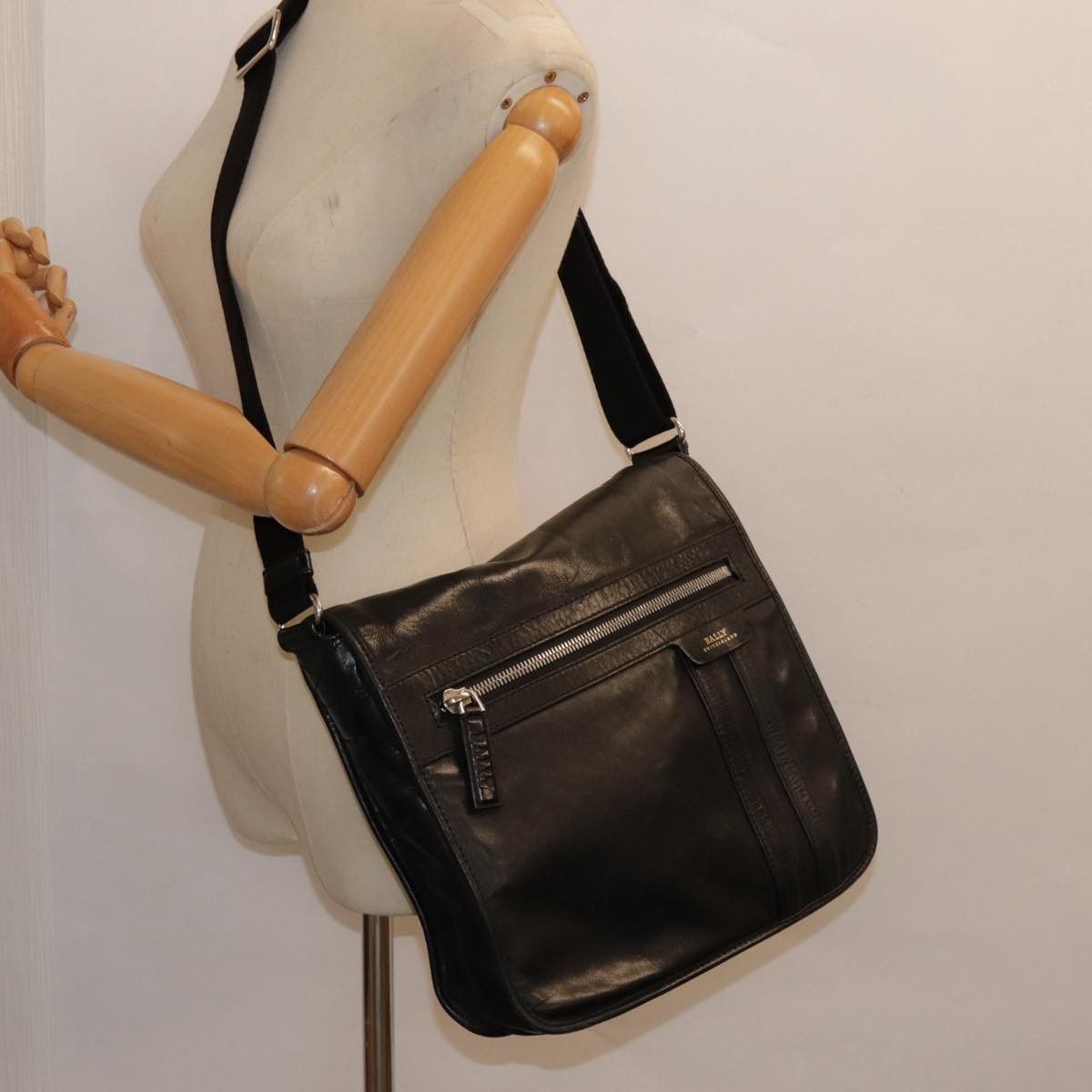 Bally Black Leather Shoulder Bag (Pre-Owned) Size ONE SIZE - 11 Thumbnail